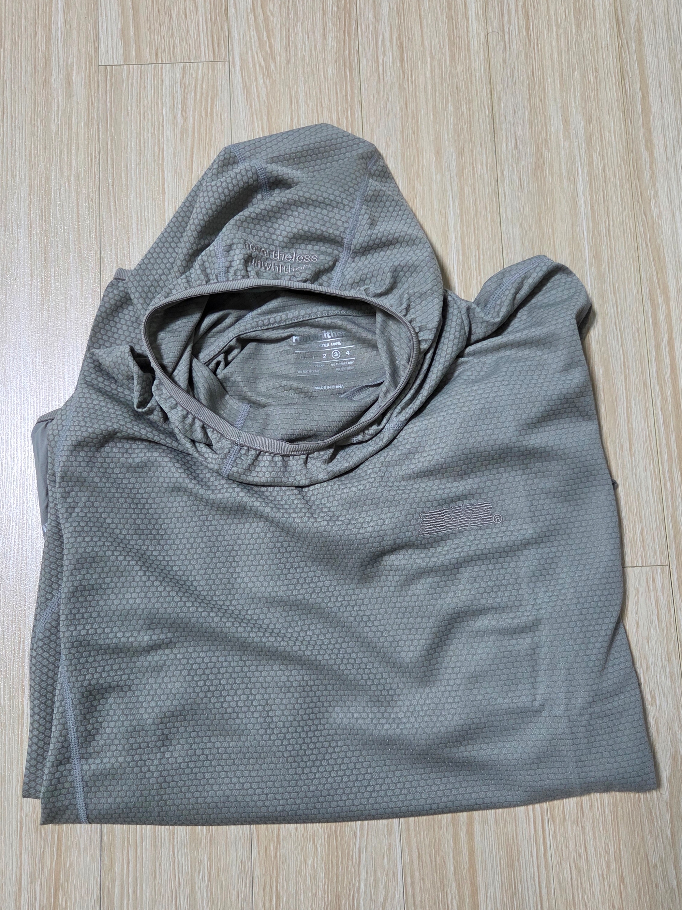 [KREAM 단독] runwhither Light Hoodie Sleeve Light Khaki 착용 스타일 - 2