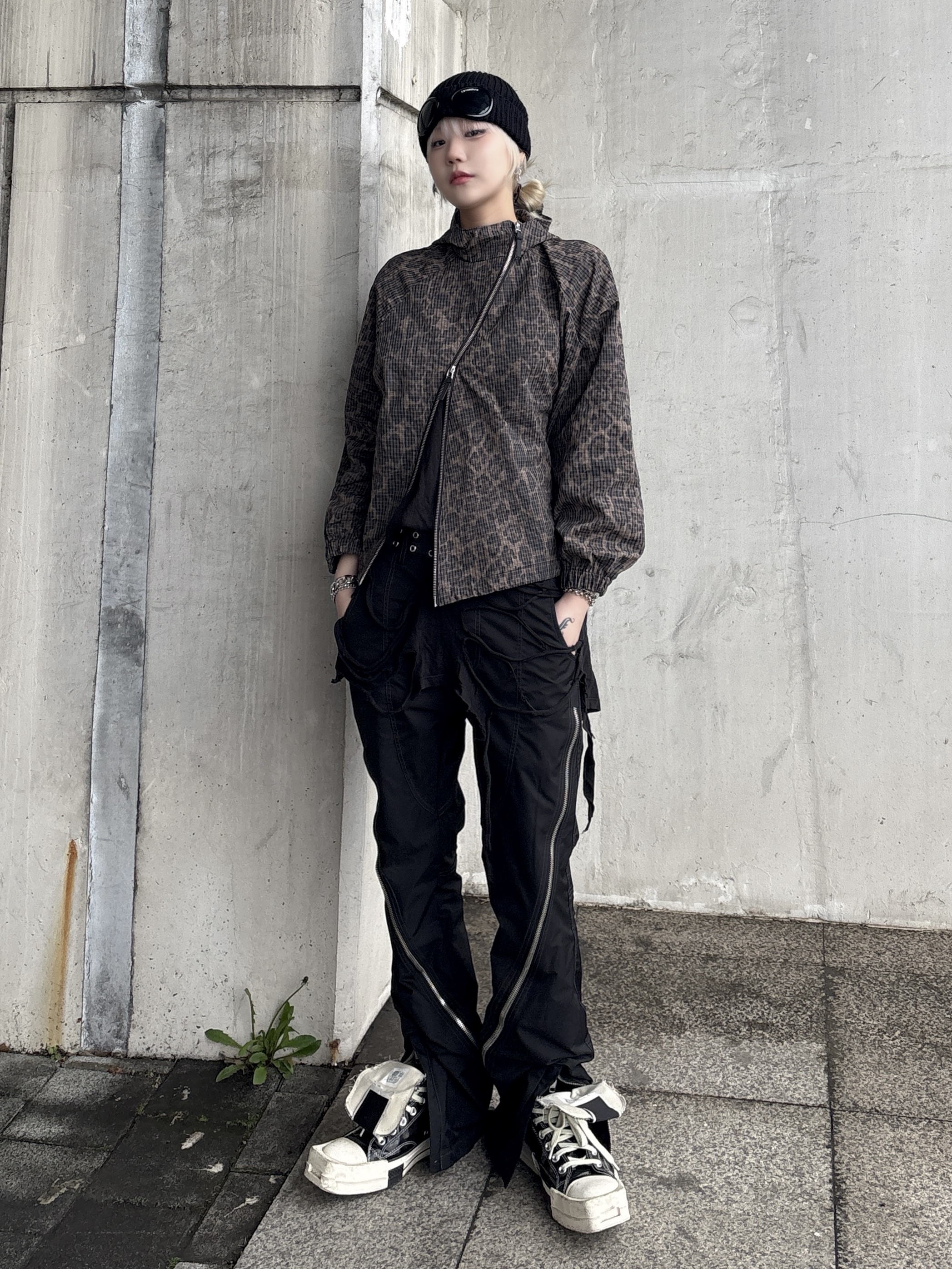 Converse x Drkshdw Turbodrk Chuck 70 Hi Black Lacquered Denim, C.P. Company Extra Fine Merino Wool Goggle Beanie Black - 24FW 착용 스타일 - 1