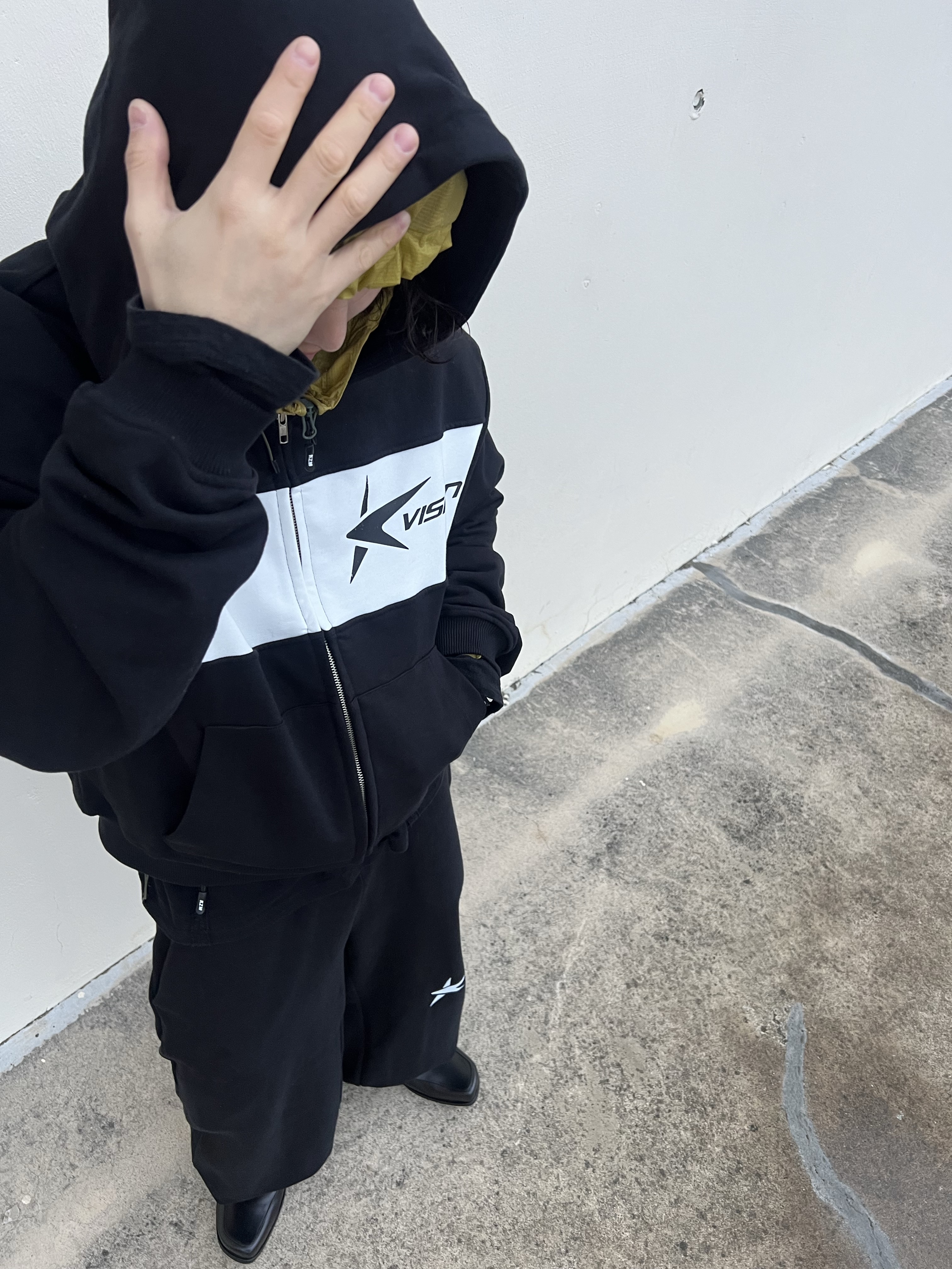 Civision by CSC Star Logo Hoodie Zip-Up Black, Civision by CSC Star Logo Jogger Pants Black 착용 스타일 - 1