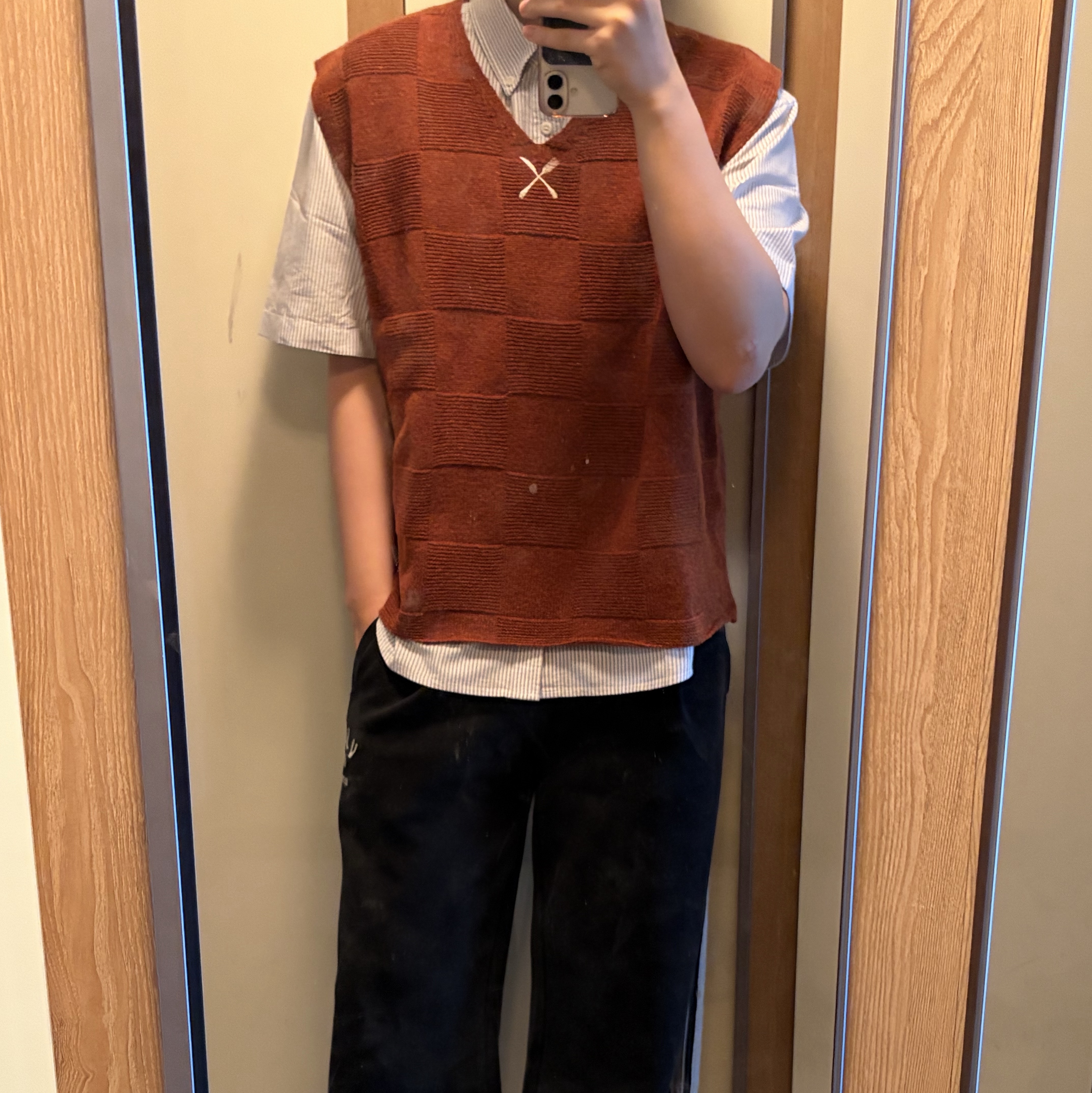 IAB Studio x Delicious in Dungeon Chilchuck Knit Vest Brown 착용 스타일 - 3