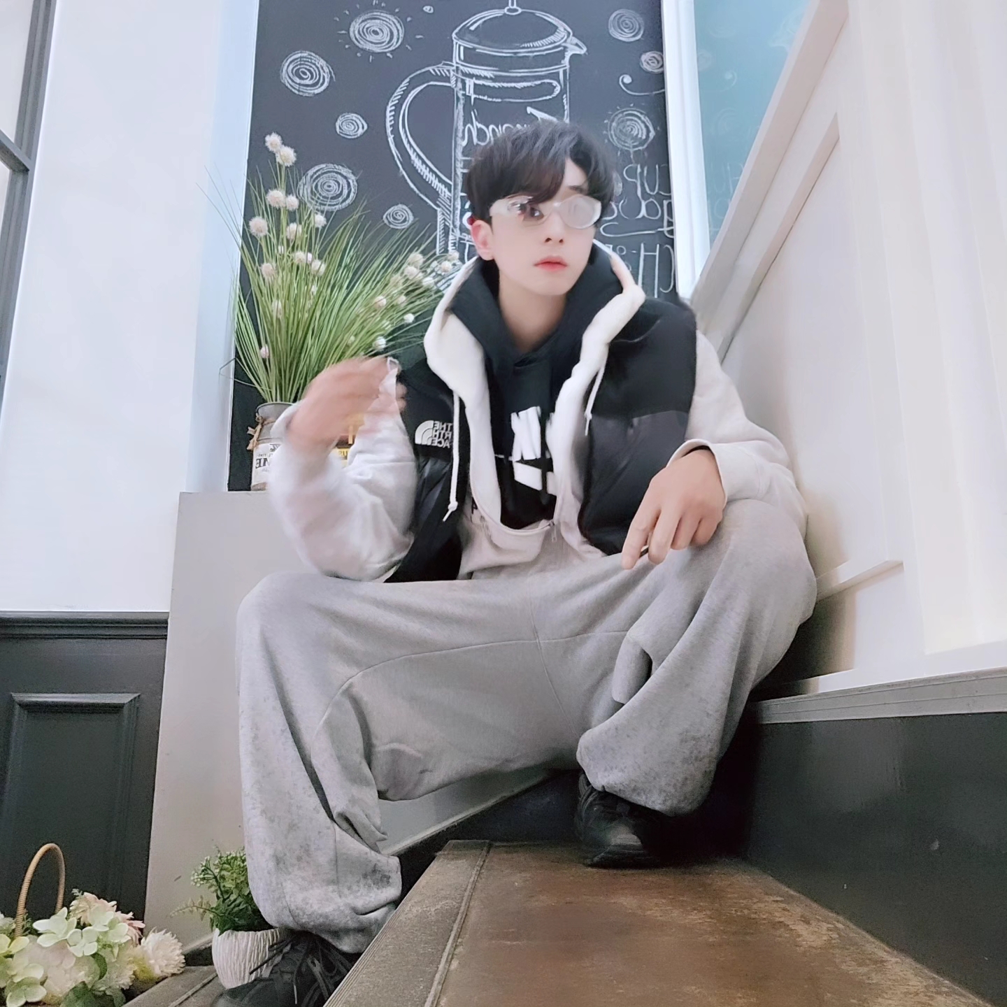 The North Face Novelty Nuptse Vest RDS Dark Gray - 25FW, Nike NSW Club Fleece Graphic Pullover Hoodie black - Asia 착용 스타일 - 2