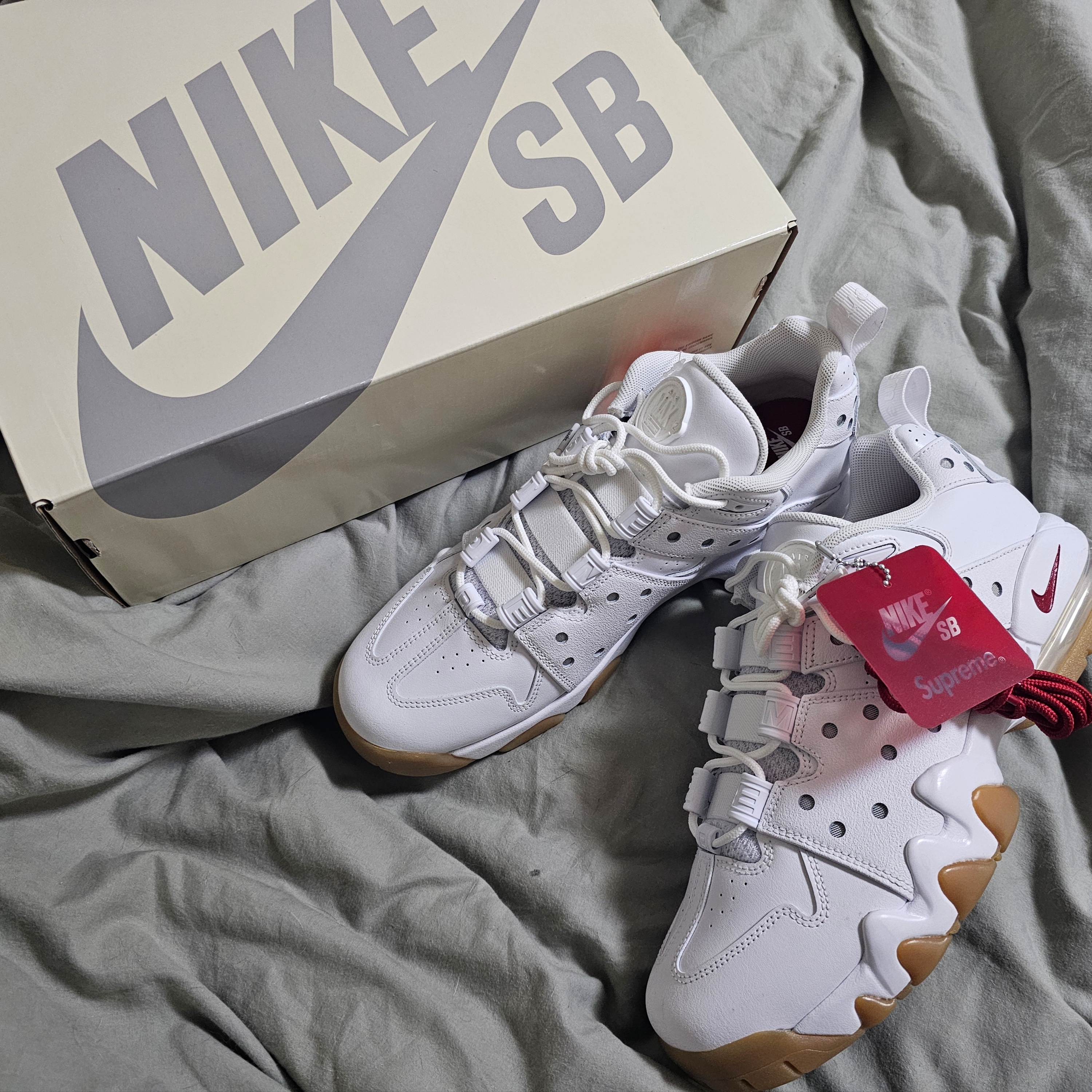 Nike x Supreme SB Air Max 2 CB 94 Low White Varsity Red White Gum Light Brown 착용 스타일 - 1