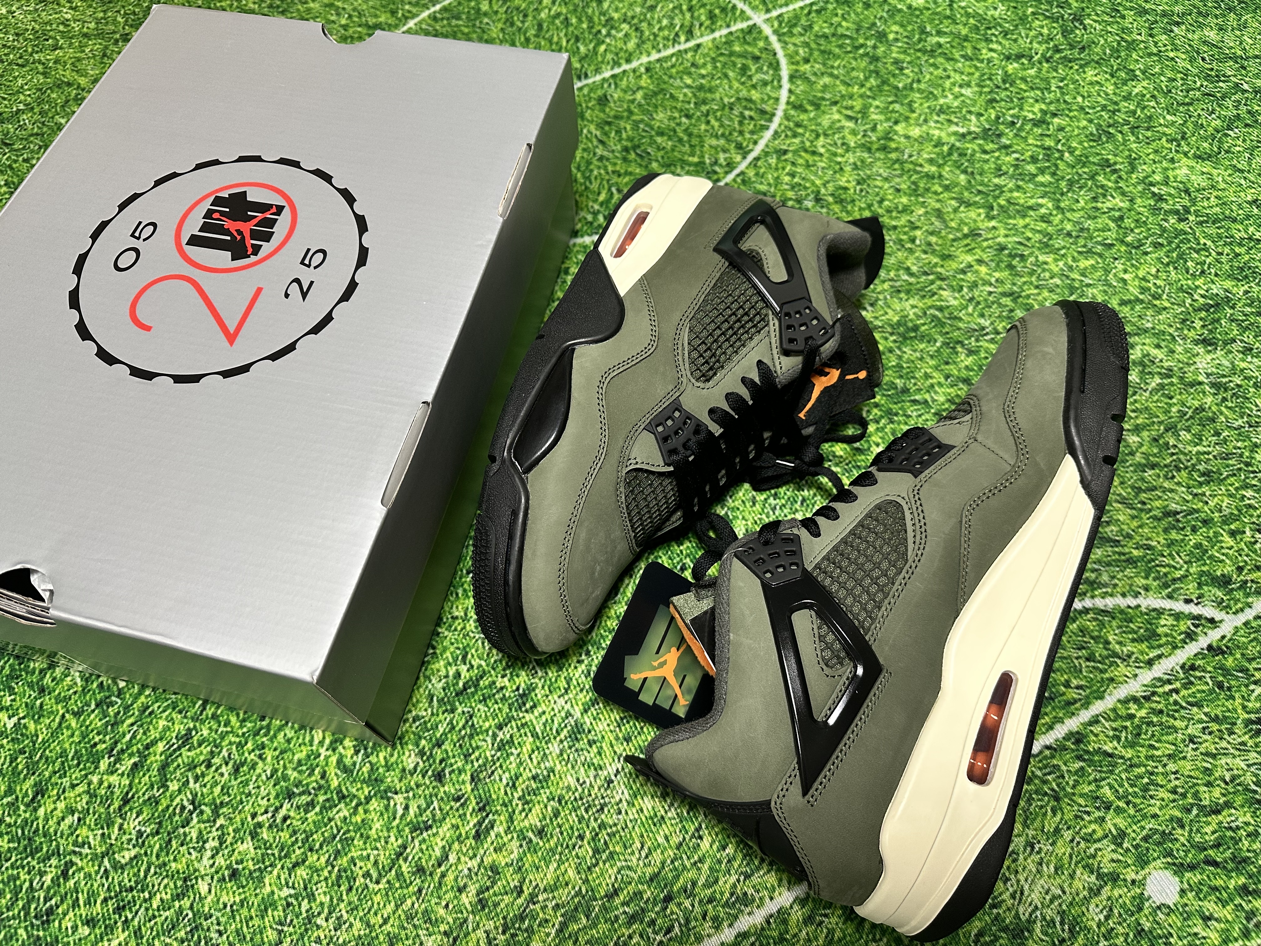 Jordan 4 x Undefeated Retro OG SP Deep Green and Clementine 착용 스타일