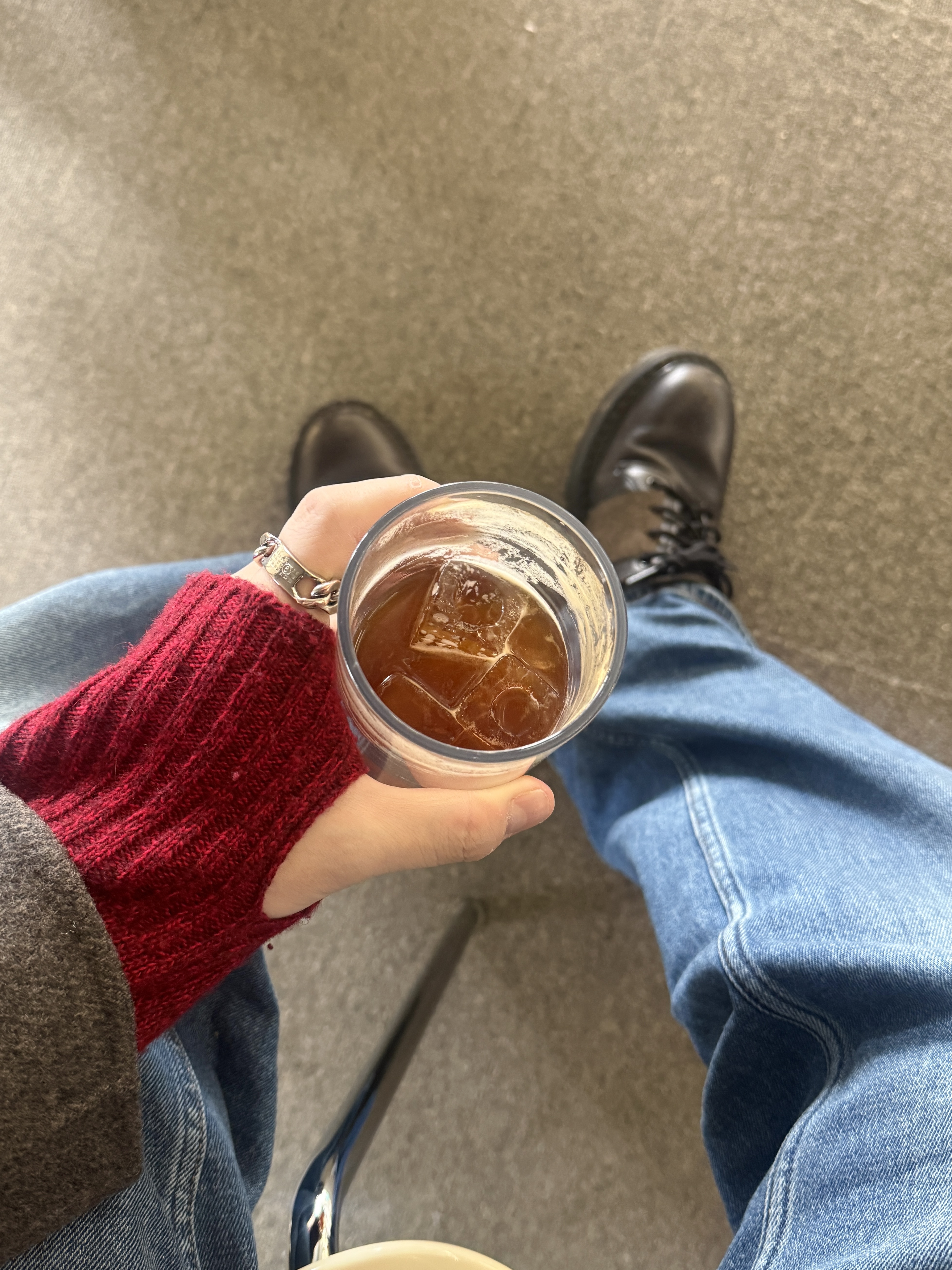 Lemaire Large Croissant Bag Soft Nappa Leather Dark Chocolate, AMI de Coeur Wool Classic Muffler Black 착용 스타일 - 4