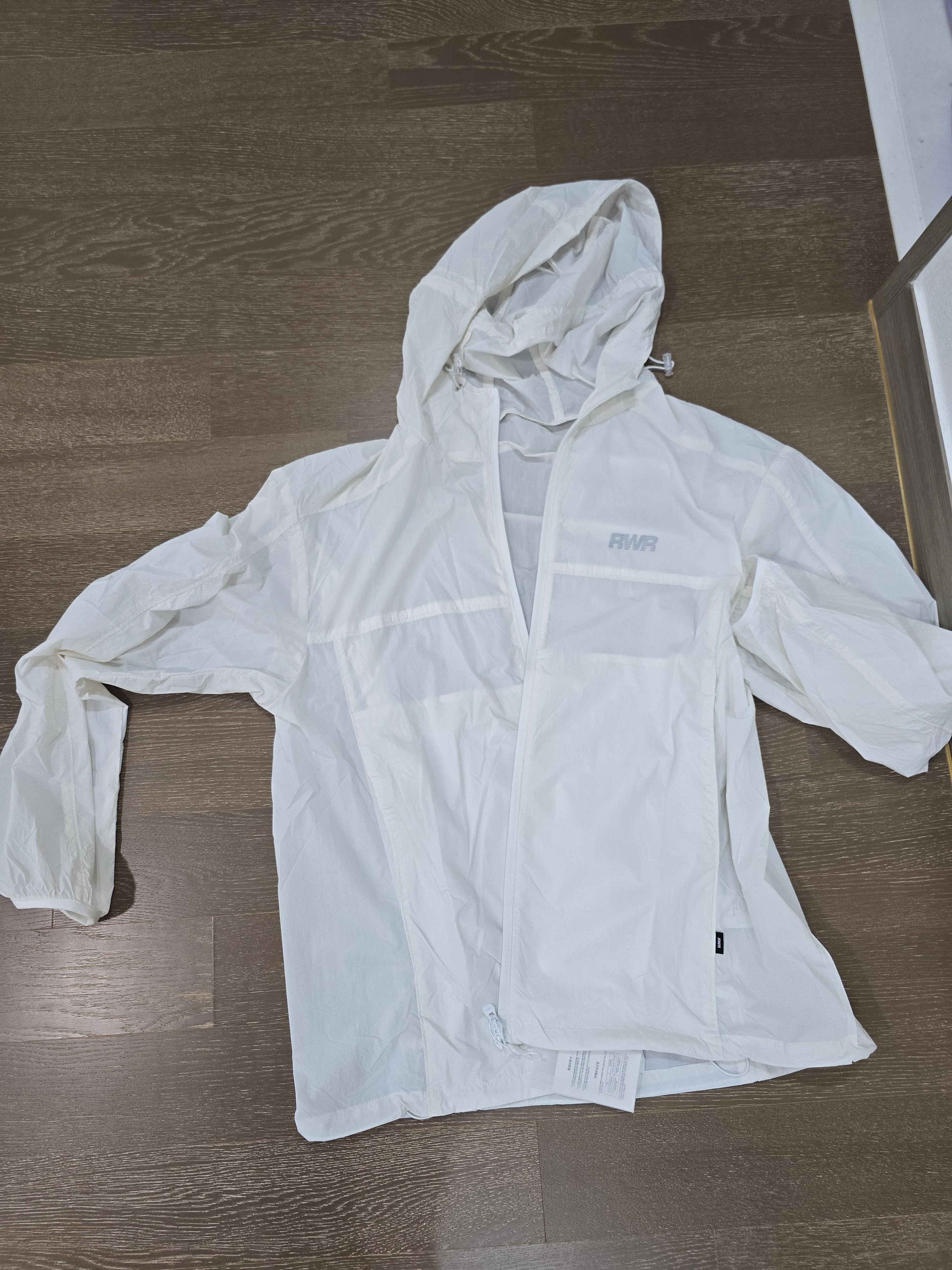 [KREAM 단독] runwhither Windbreaker Jacket White 착용 스타일