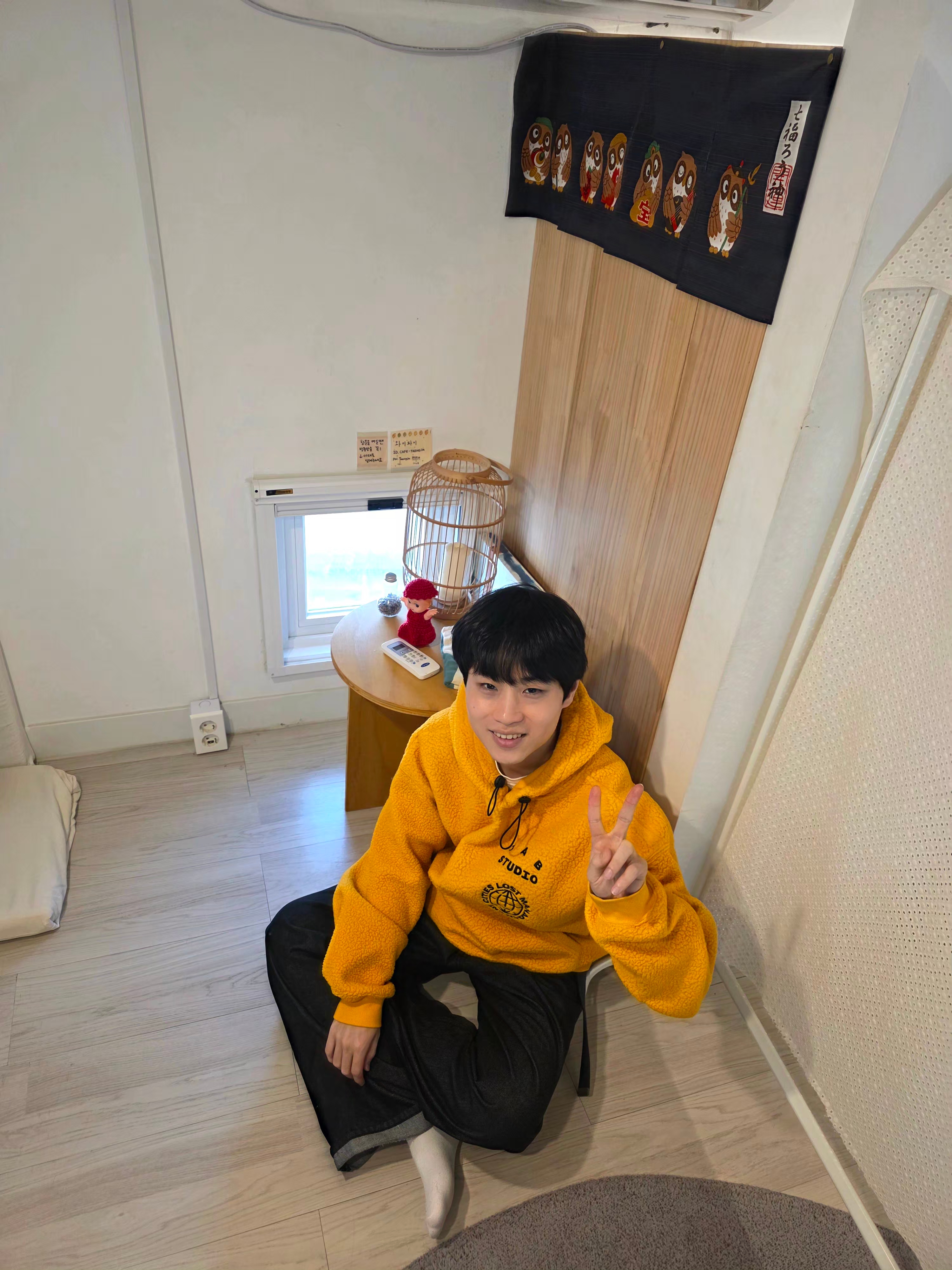 IAB Studio x LMC Boa Fleece Hoodie Yellow 착용 스타일