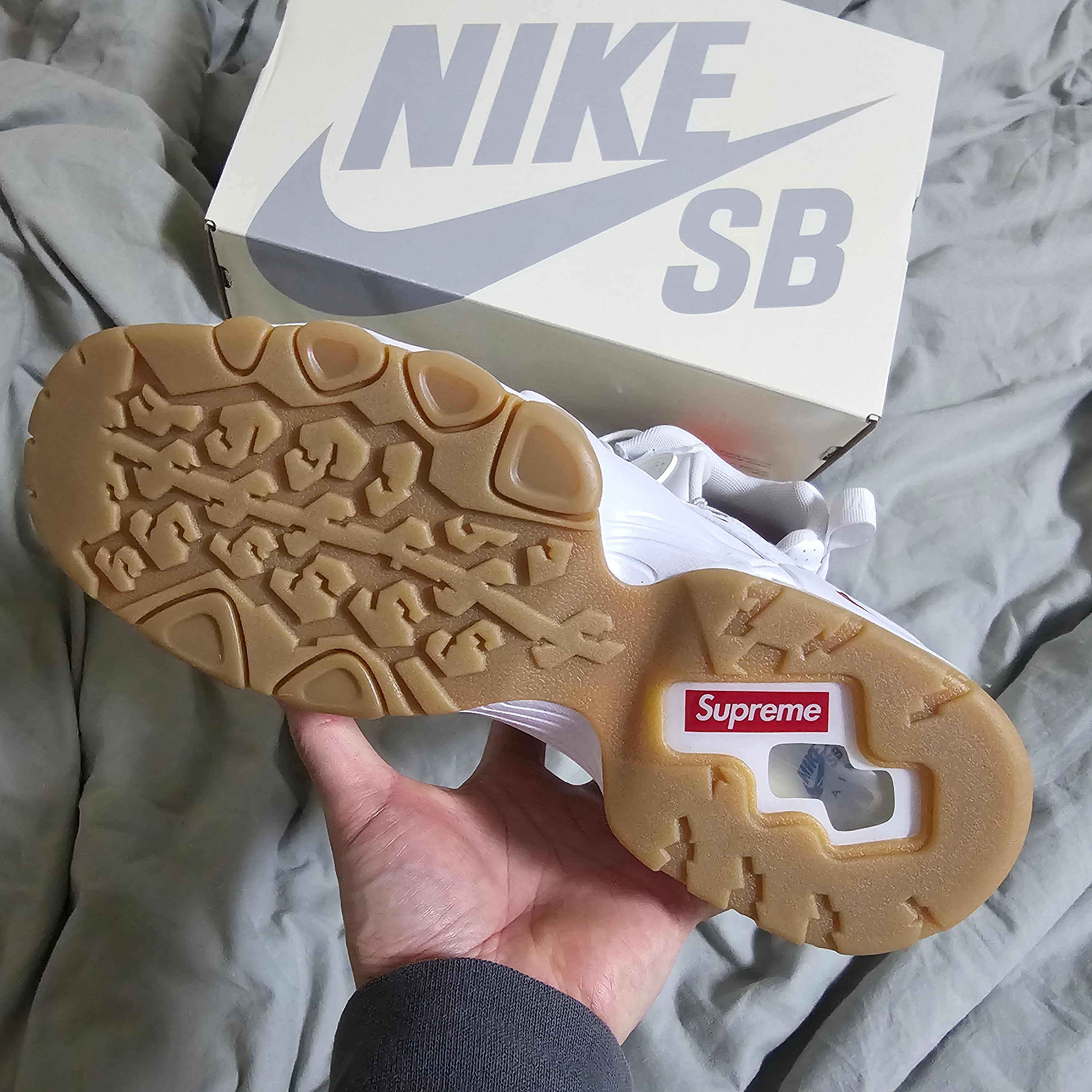 Nike x Supreme SB Air Max 2 CB 94 Low White Varsity Red White Gum Light Brown 착용 스타일 - 5