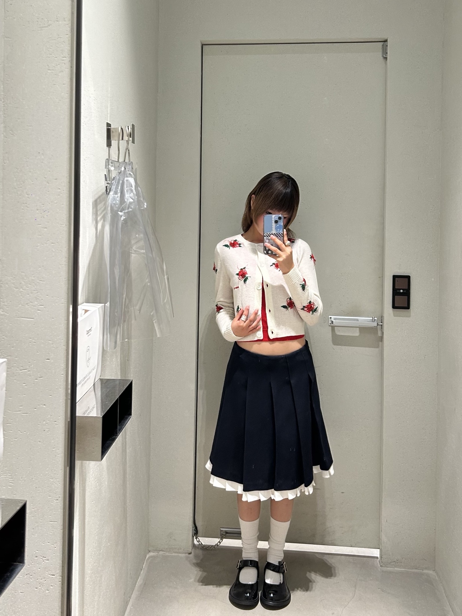 Shushu/Tong Women Threadwork Knit Cardigan White - 26SS, Shushu/Tong Women Patchwork Lace Wide Pleat Skirt Navy Blue - 25FW 착용 스타일 - 1