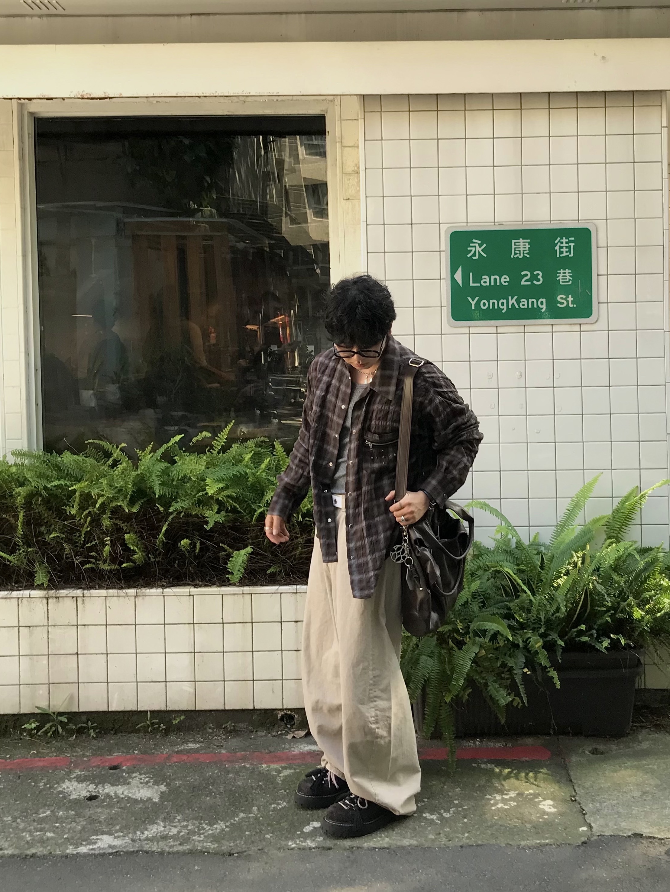 Gentle Monster x Maison Margiela MM114 Black Clear 착용 스타일 - 5