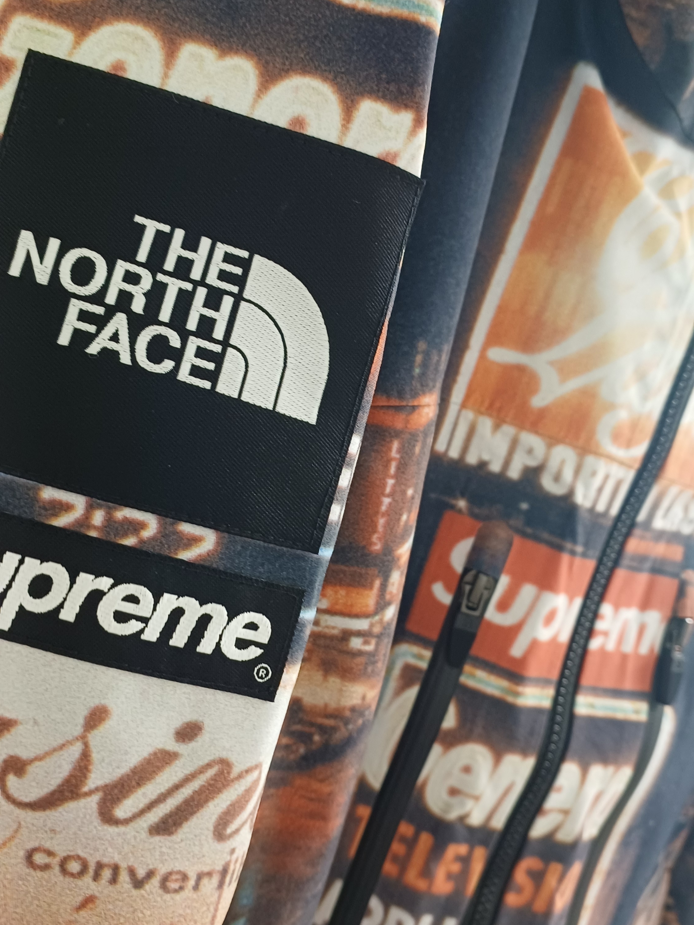Supreme x The North Face Taped Seam Shell Jacket Times Square - 22FW 착용 스타일
