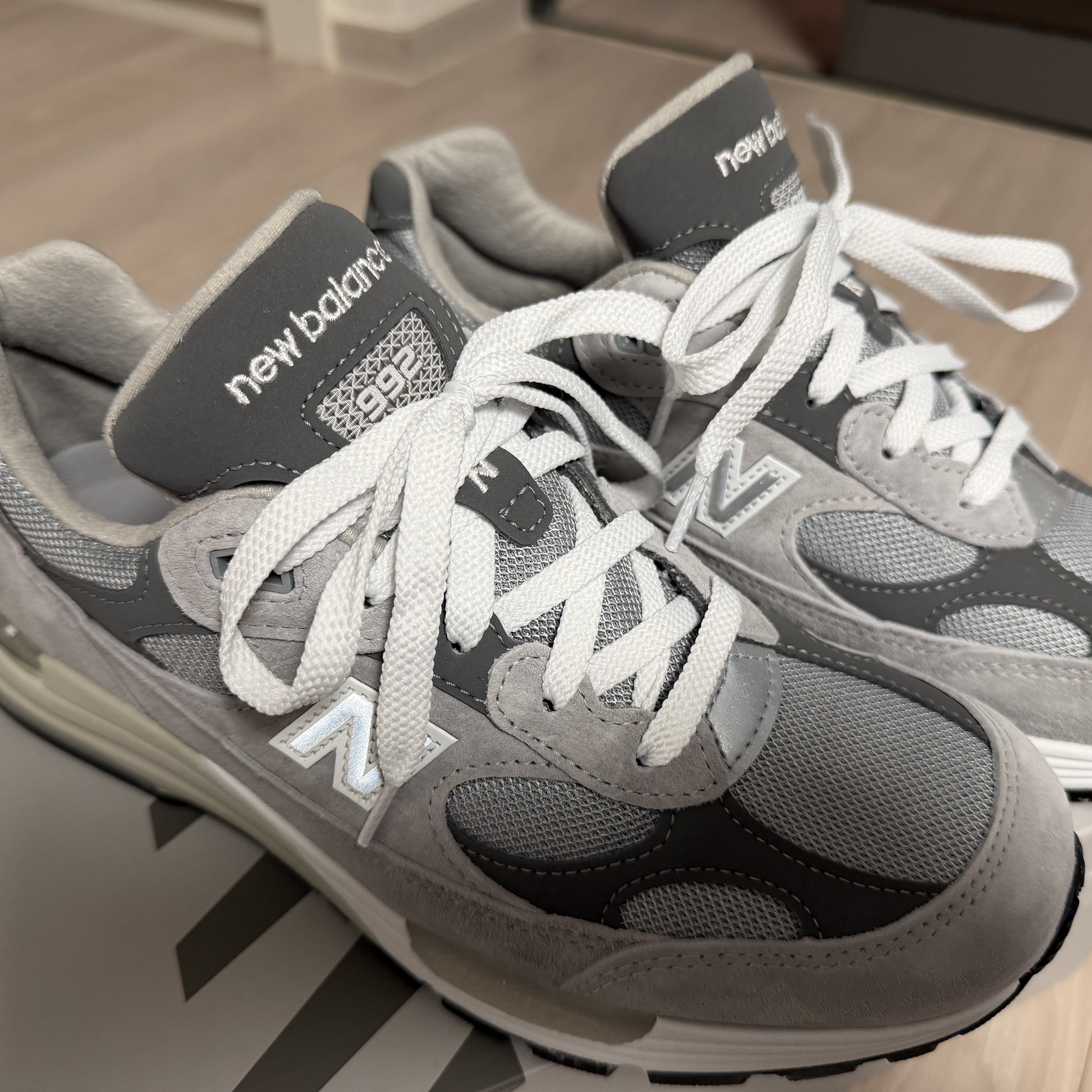 New Balance 992 Made in USA Core Grey Silver Metallic 착용 스타일