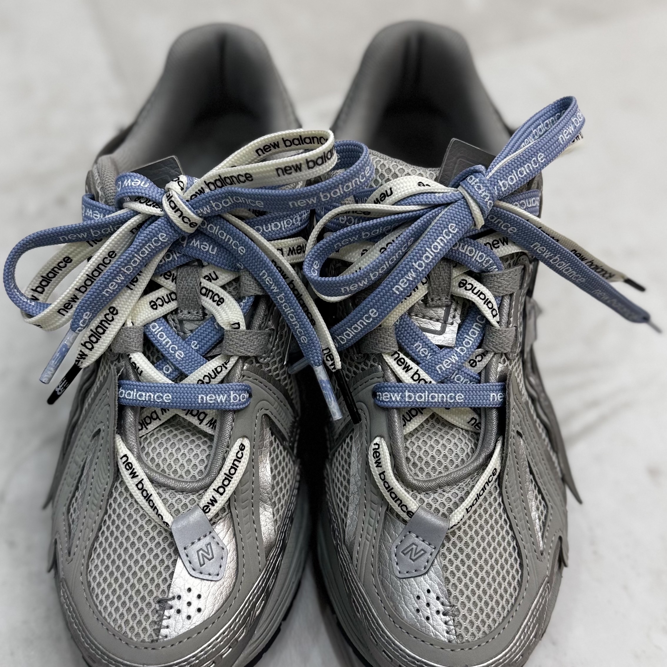 New Balance 1906A Concrete Silver Metallic 착용 스타일 - 2