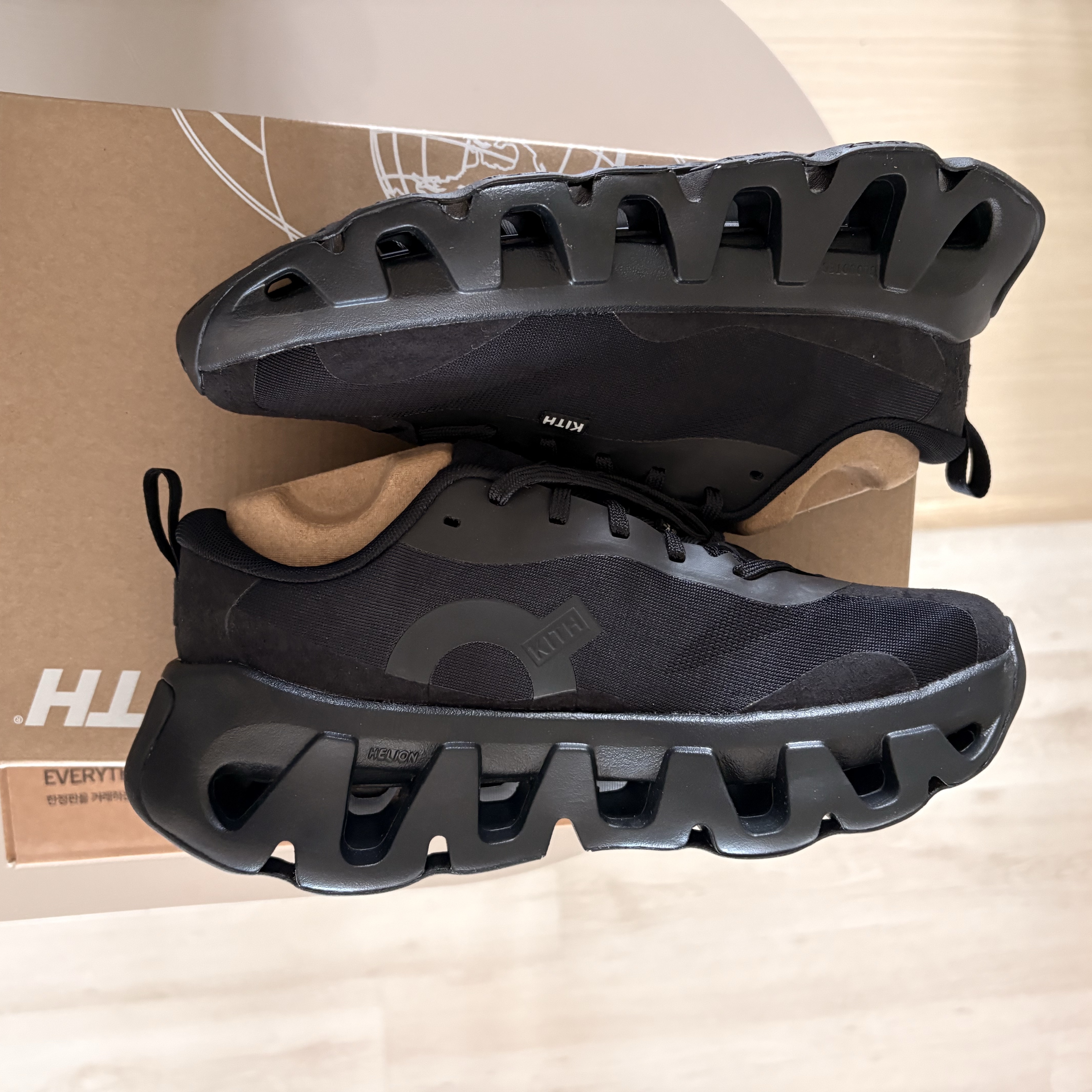 (W) On Running x Kith K-Tech 1 Black 착용 스타일