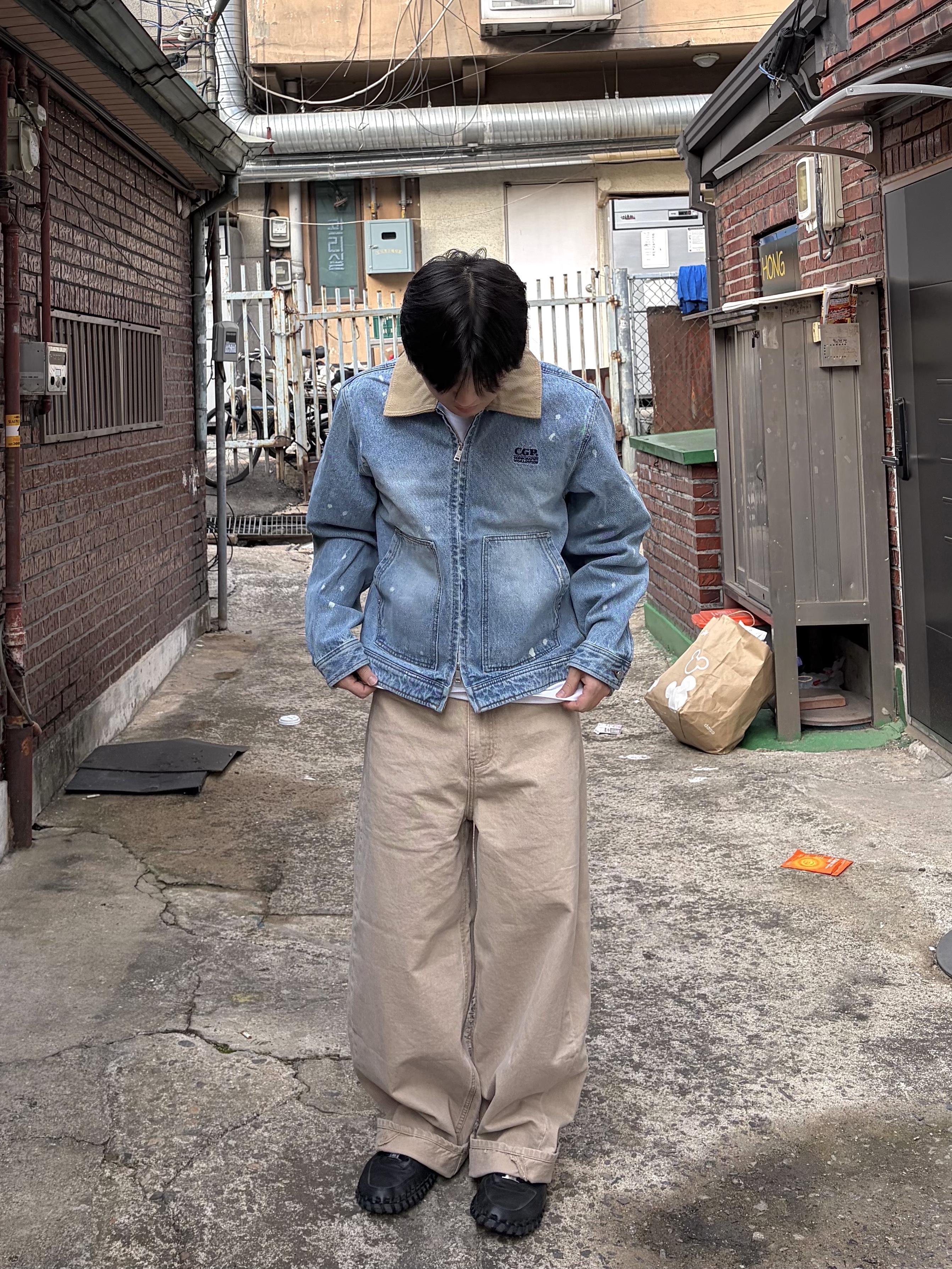 noun Wide Curved Denim Pants Sand Beige, Nike x Jacquemus J Force 1 Low LX SP Black 착용 스타일 - 3