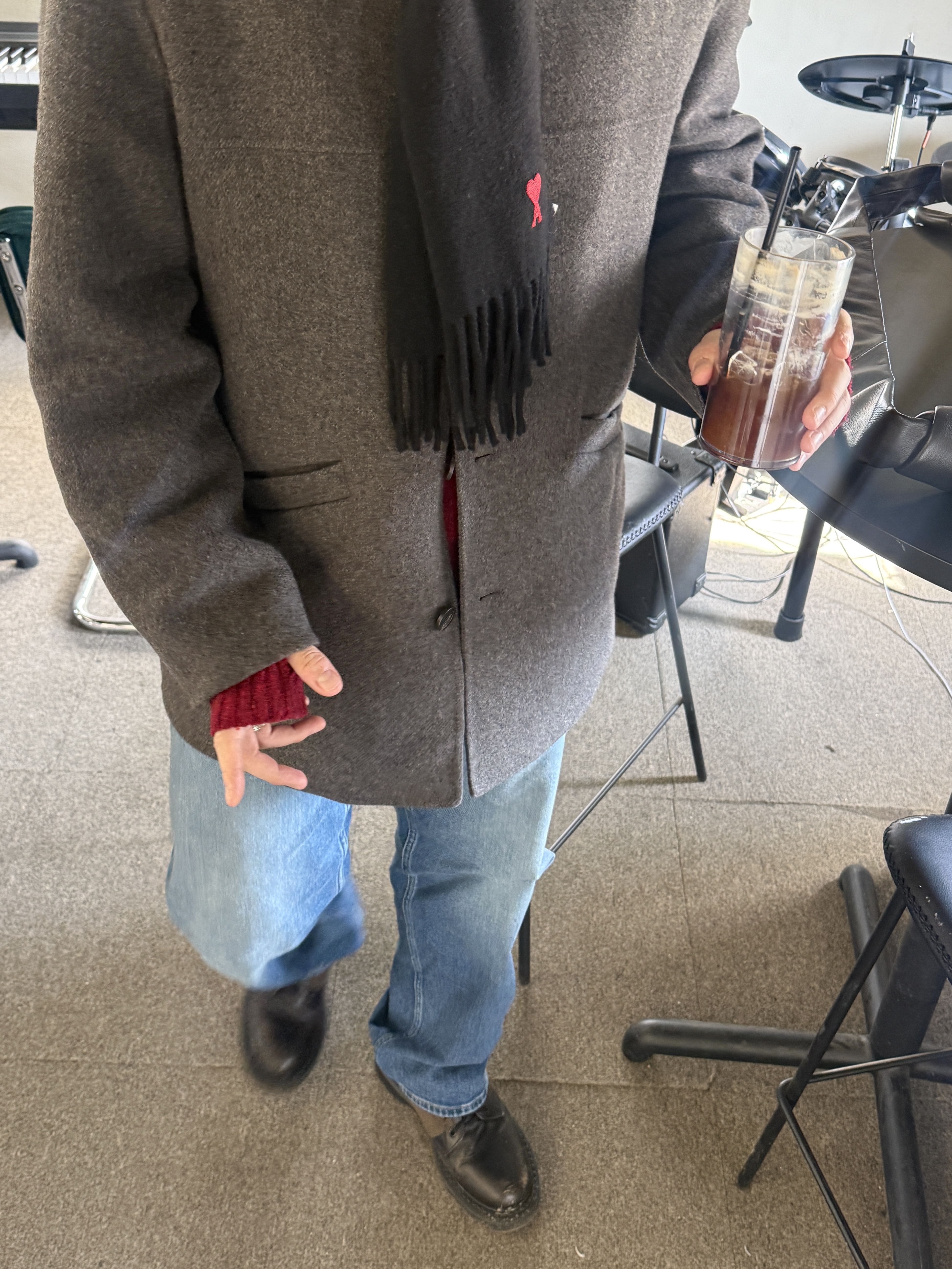 Lemaire Large Croissant Bag Soft Nappa Leather Dark Chocolate, AMI de Coeur Wool Classic Muffler Black 착용 스타일 - 2