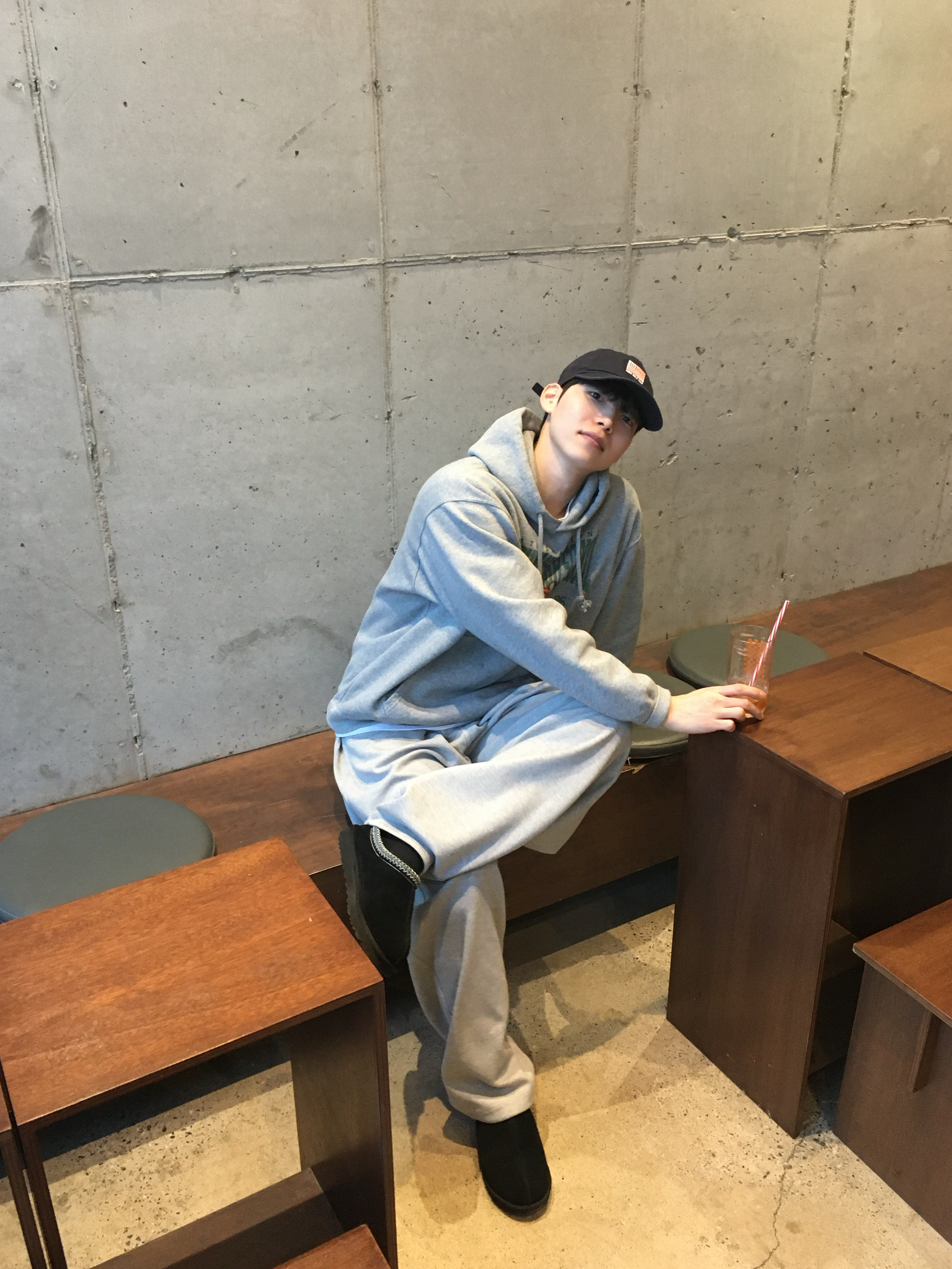UGG Tasman II Slipper Black, Undermycar Mu.162 Circle Logo Balloon Fit Sweat Pants Melange Gray 착용 스타일 - 1