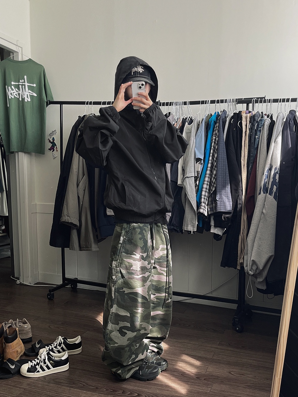 Stussy New Era 9twenty Basic Trucker Black, Oakley Light Breathe Triple Black 착용 스타일 - 1