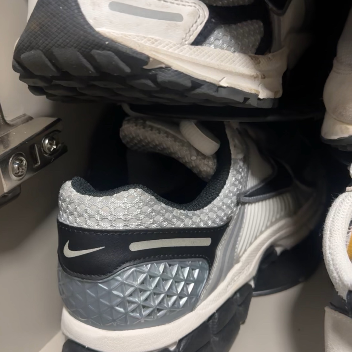 Nike Zoom Vomero 5 Light Bone and Black 착용 스타일