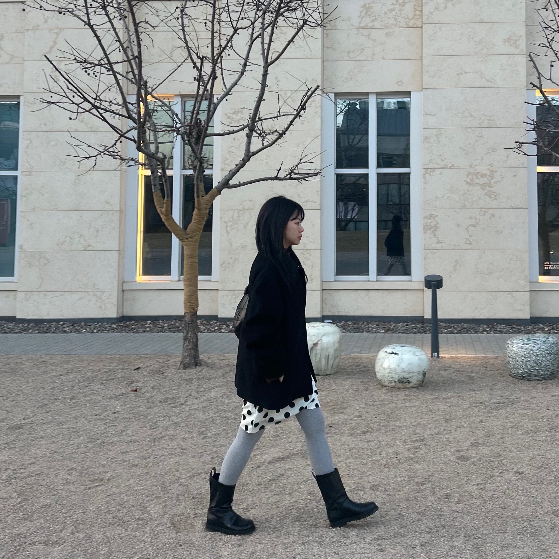 Lemaire Fortune Croissant Bag Soft Nappa Leather Dark Chocolate 착용 스타일