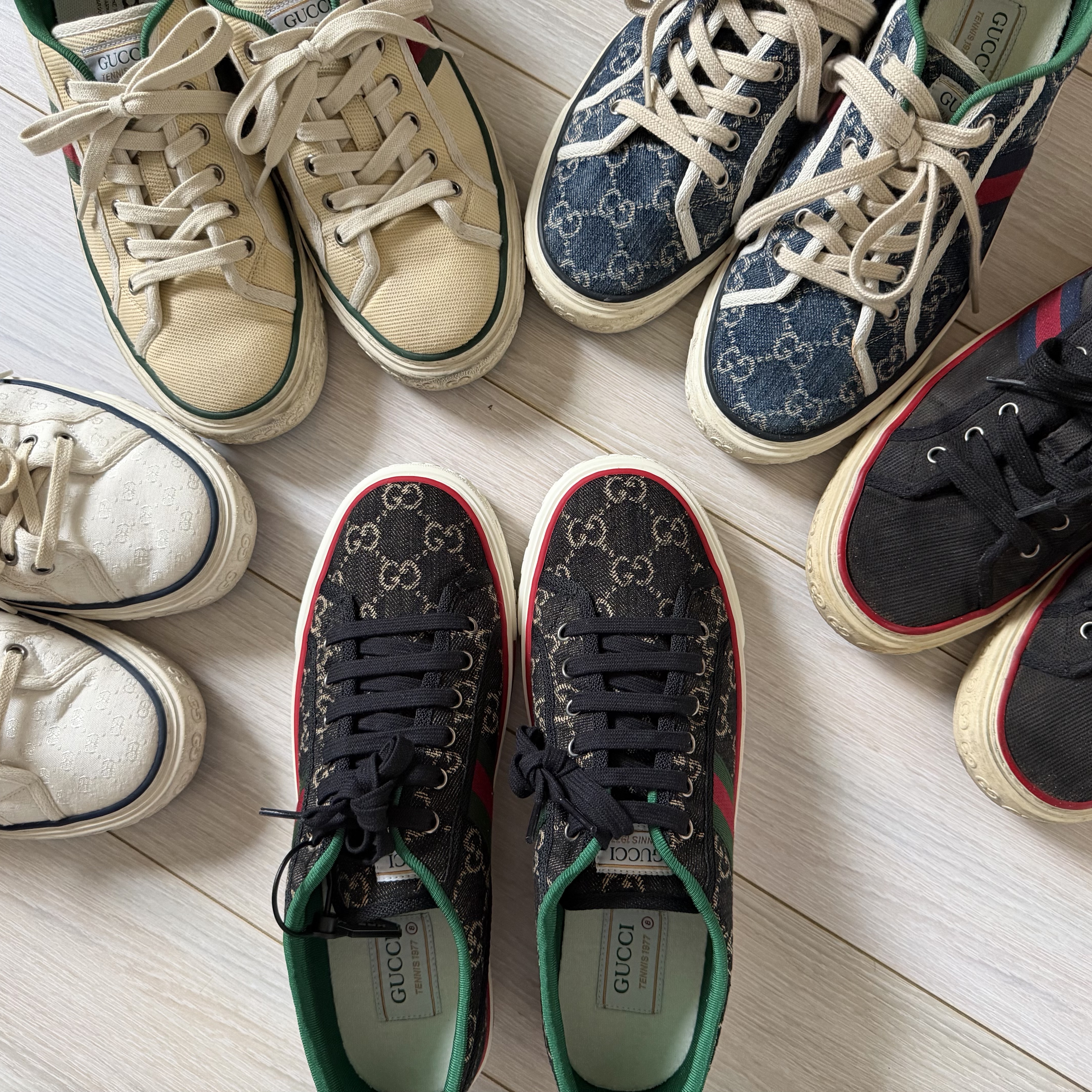 Gucci Tennis 1977 Sneakers in GG Jacquard Denim Black 착용 스타일