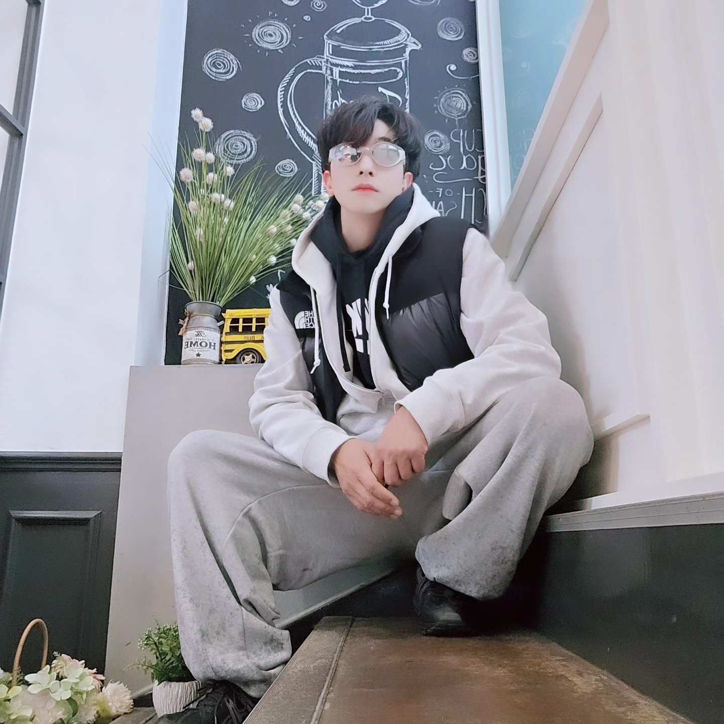 The North Face Novelty Nuptse Vest RDS Dark Gray - 25FW, Nike NSW Club Fleece Graphic Pullover Hoodie black - Asia 착용 스타일 - 1