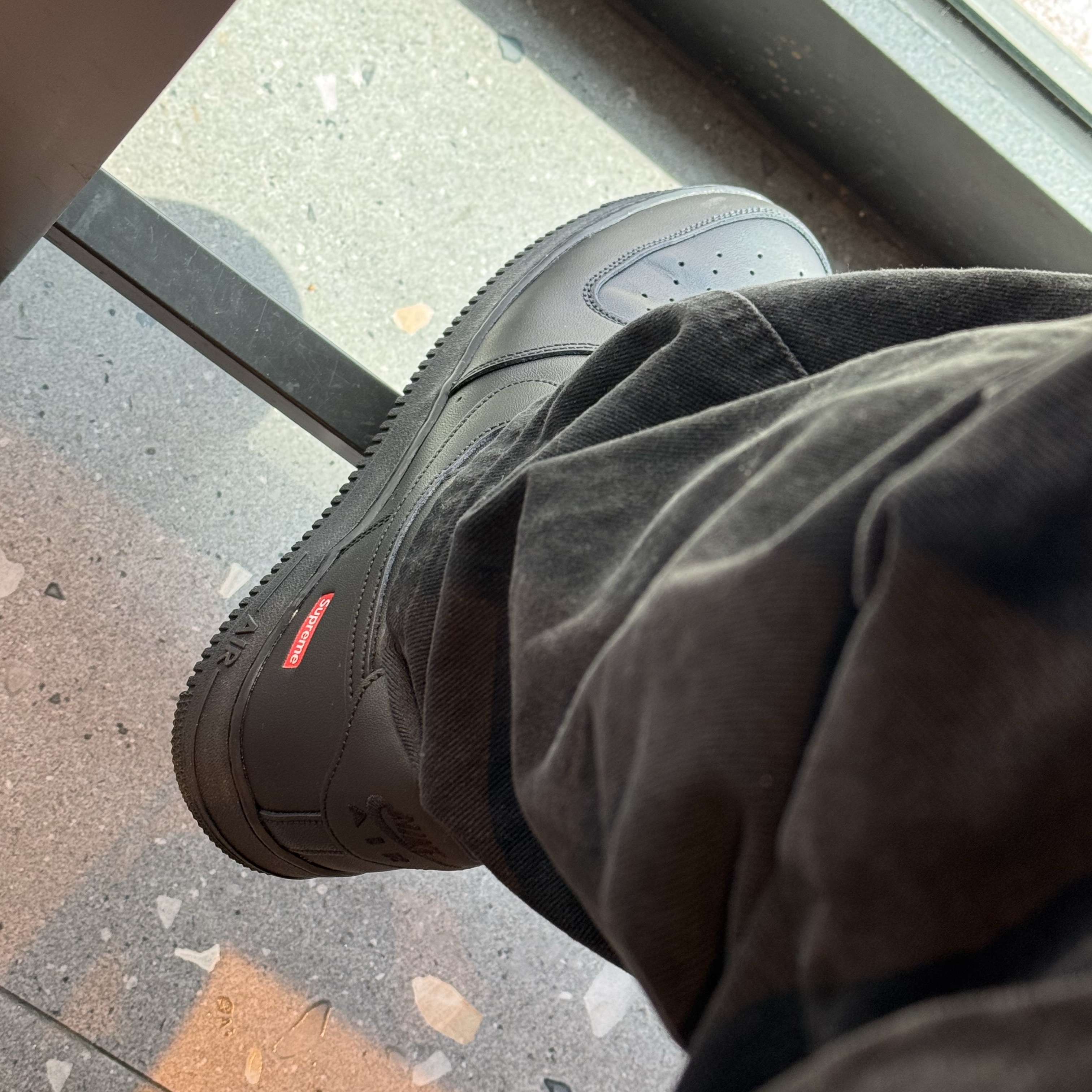 Nike x Supreme Air Force 1 Low Black 착용 스타일