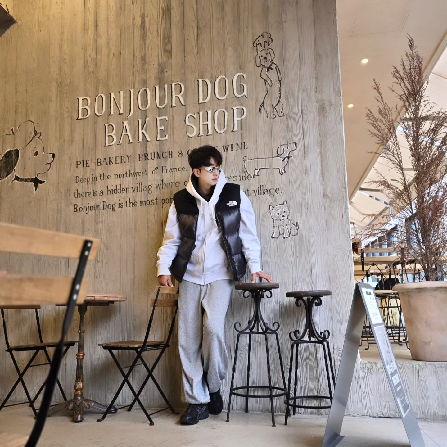 The North Face Novelty Nuptse Vest RDS Dark Gray - 25FW, Nike NSW Club Fleece Graphic Pullover Hoodie black - Asia 착용 스타일 - 1