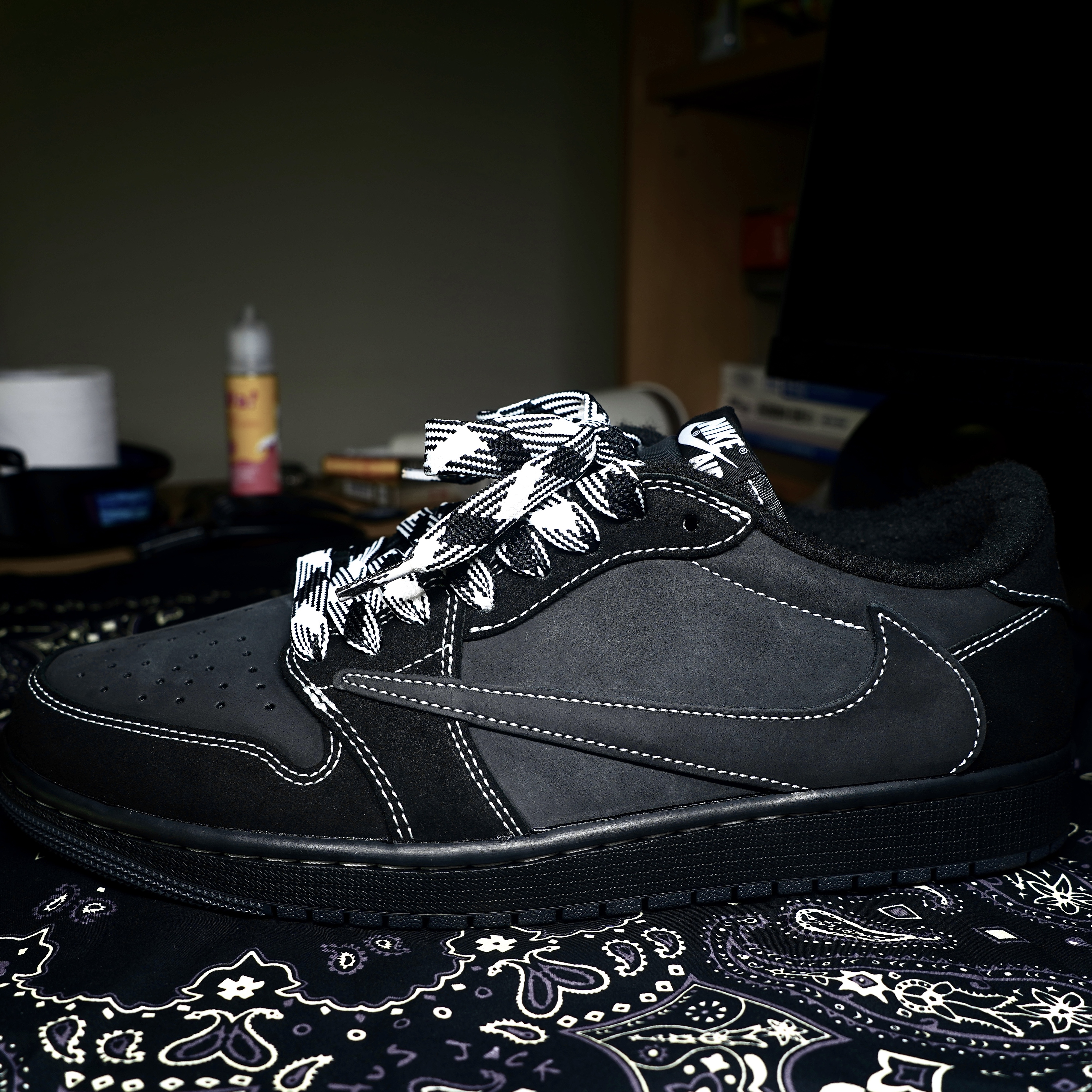 Jordan 1 x Travis Scott Retro Low OG SP Black Phantom 착용 스타일
