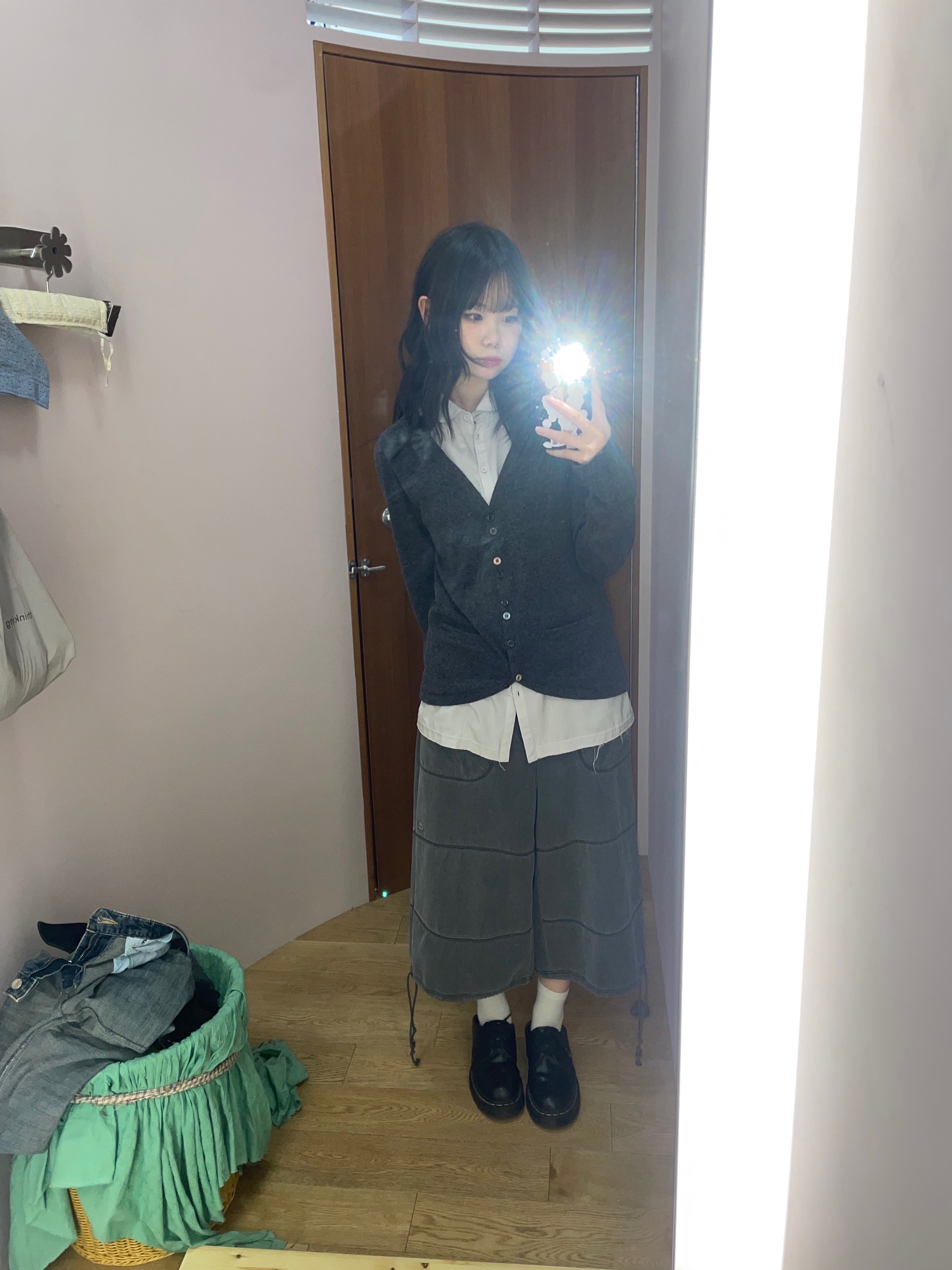 COYSEIO Oxford Zigzag Pants Charcoal, COYSEIO Layered Shirt Cardigan Dark Grey 착용 스타일 - 1