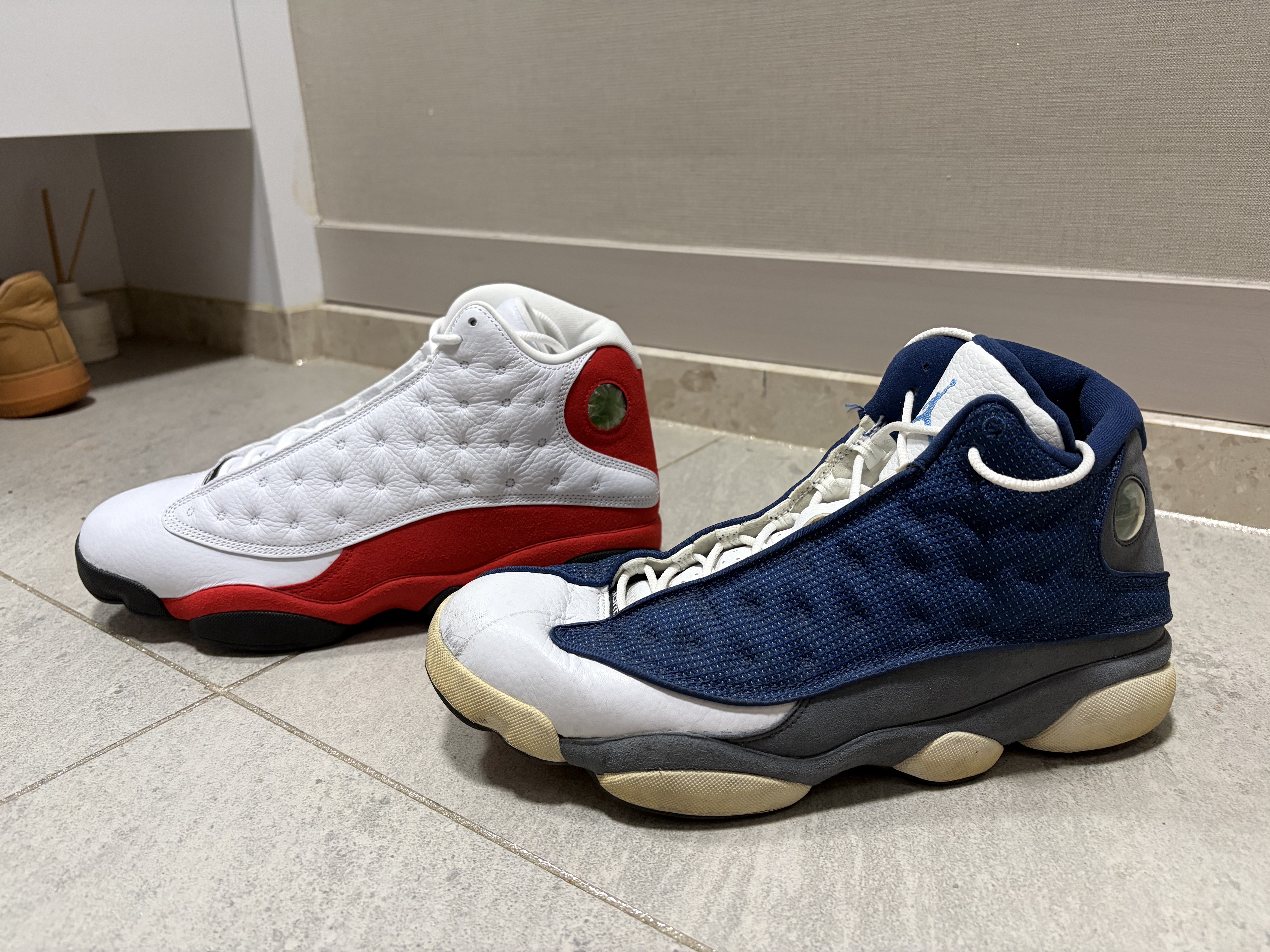 Jordan 13 Retro White and University Red 착용 스타일 - 5