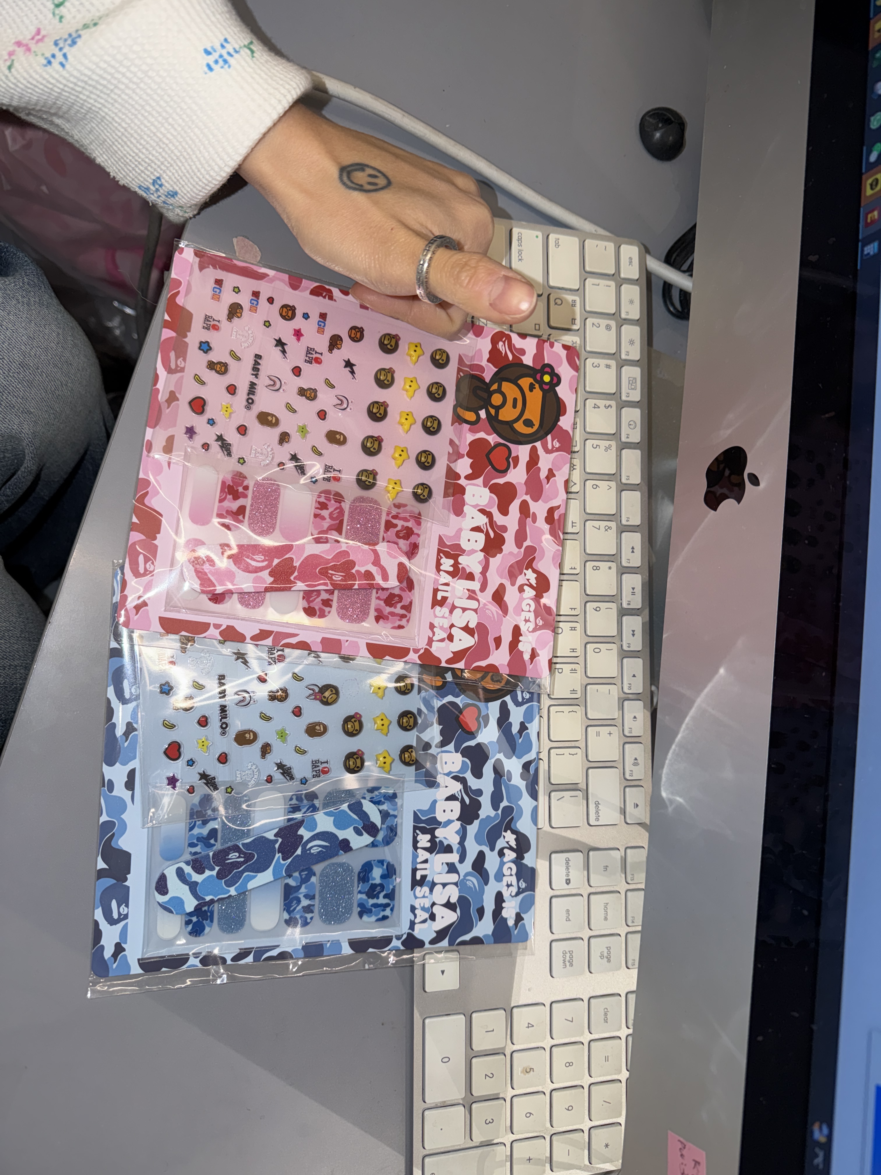 BAPE Baby Lisa Nail Seal Set Pink, BAPE Baby Lisa Nail Seal Set Blue 착용 스타일 - 1