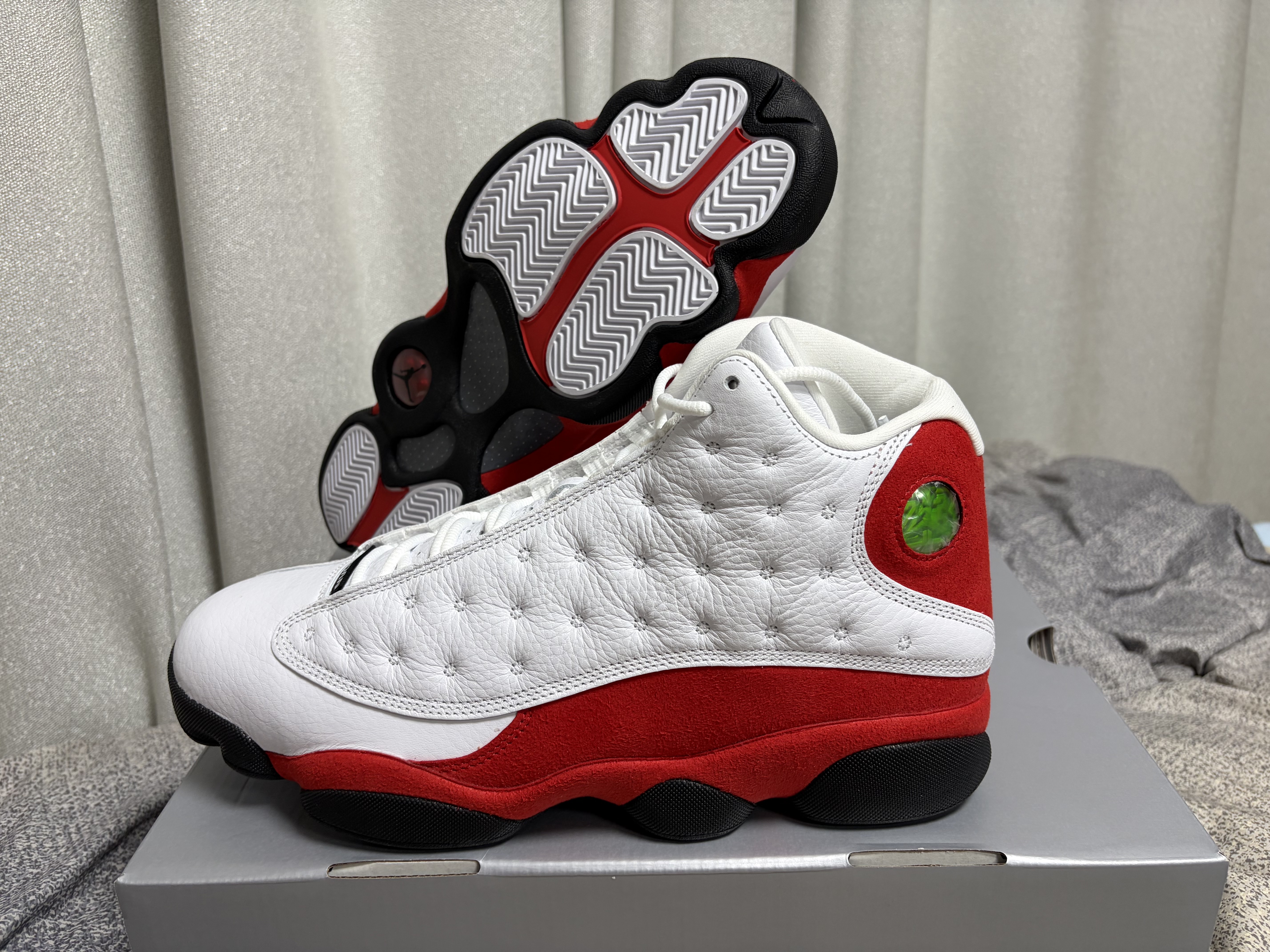 Jordan 13 Retro White and University Red 착용 스타일 - 1