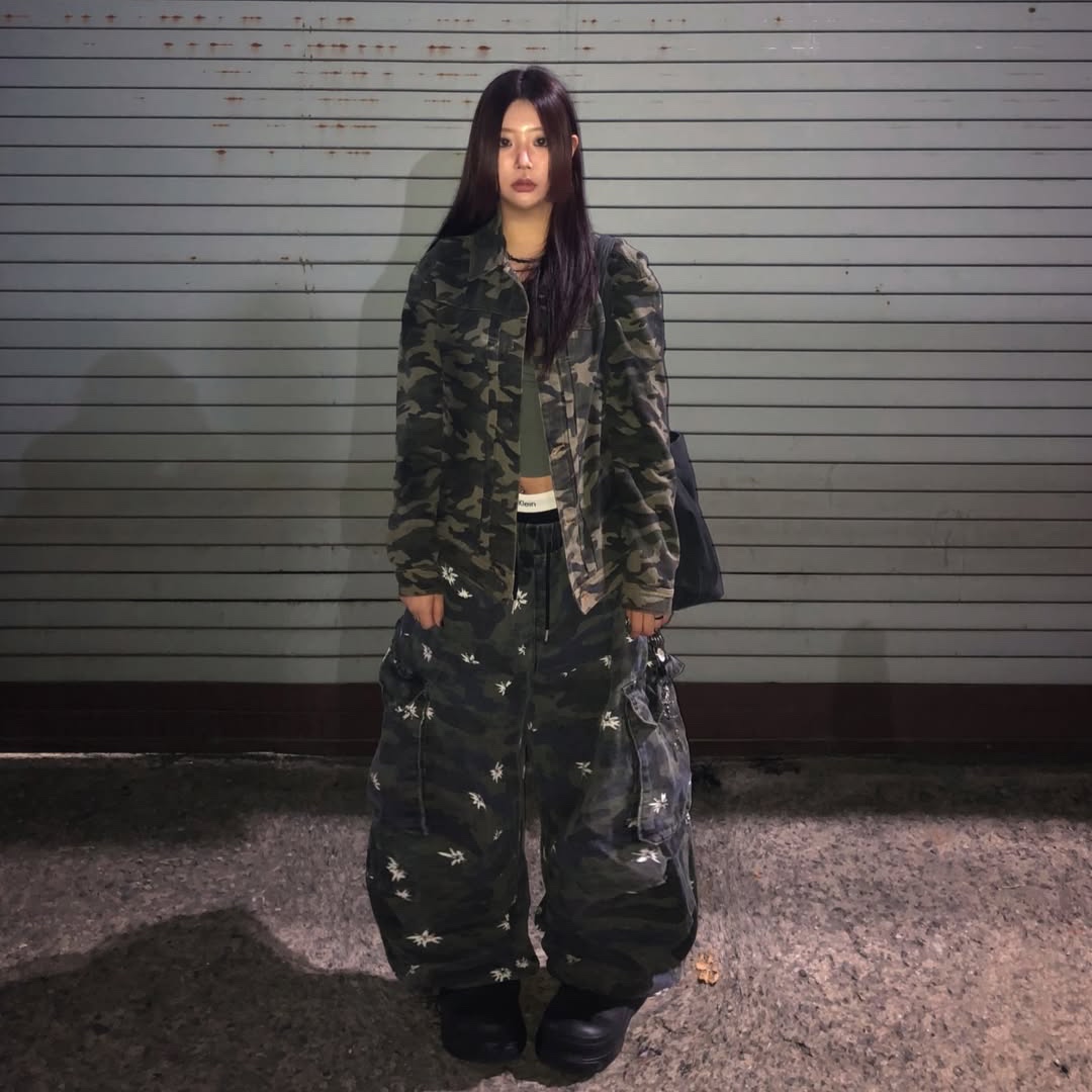MAINBOOTH Destroyed Camo Trucker Jacket CAMO 착용 스타일 - 1