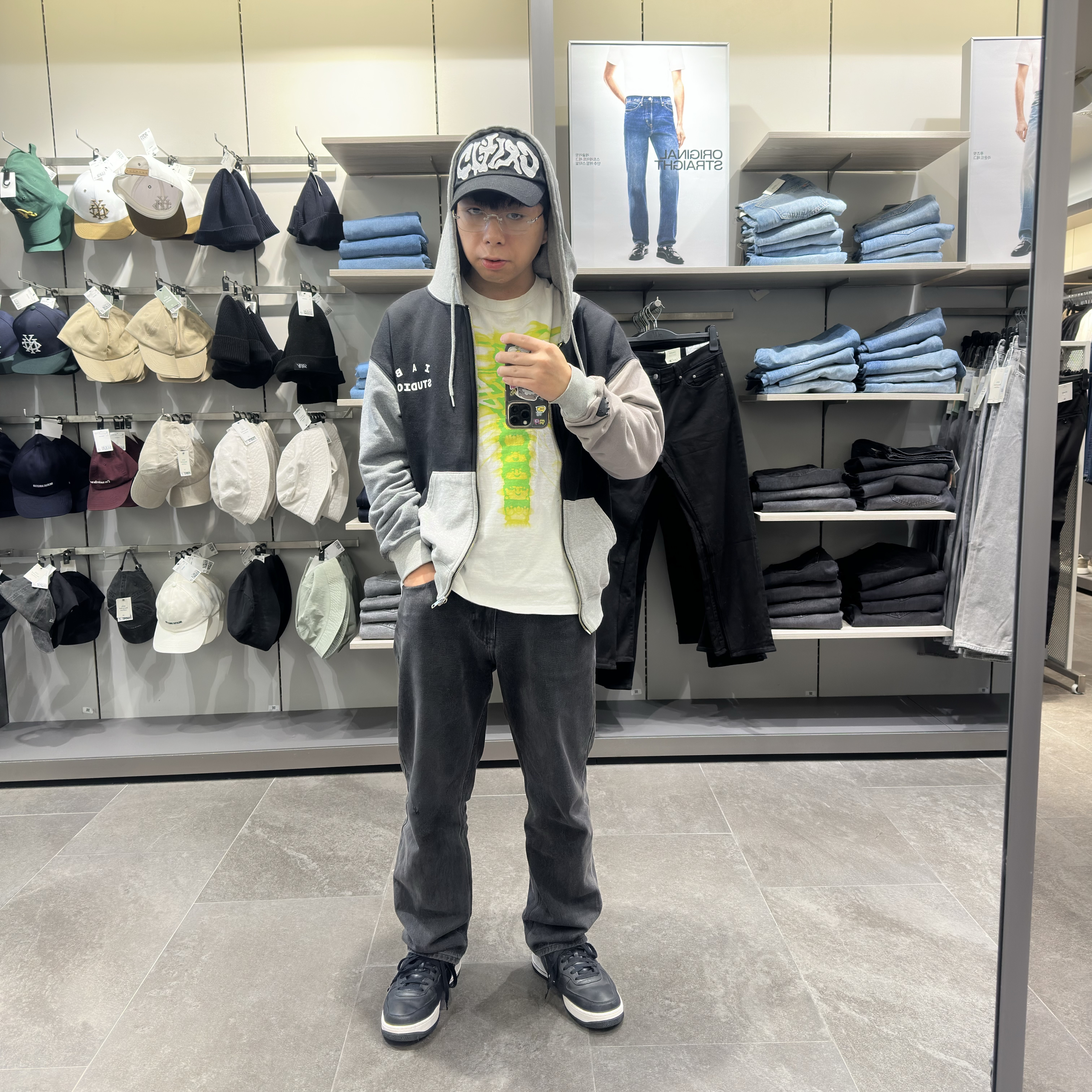 Stussy Rib Cage LS T-Shirt White, Nike x Stussy Air Force 1 '07 Mid SP Black 착용 스타일