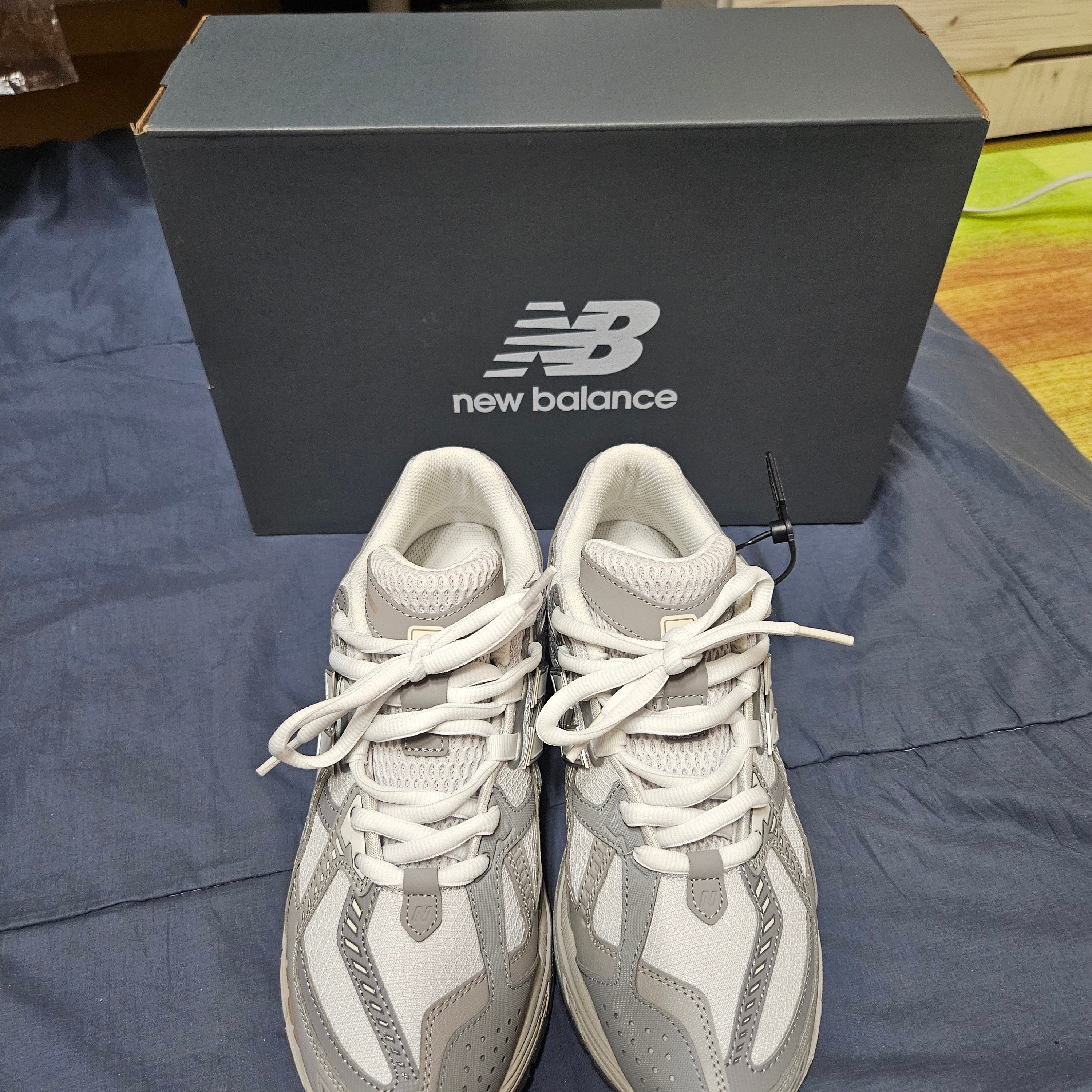 New Balance 1906R Team Away Grey Olivine 착용 스타일 - 3
