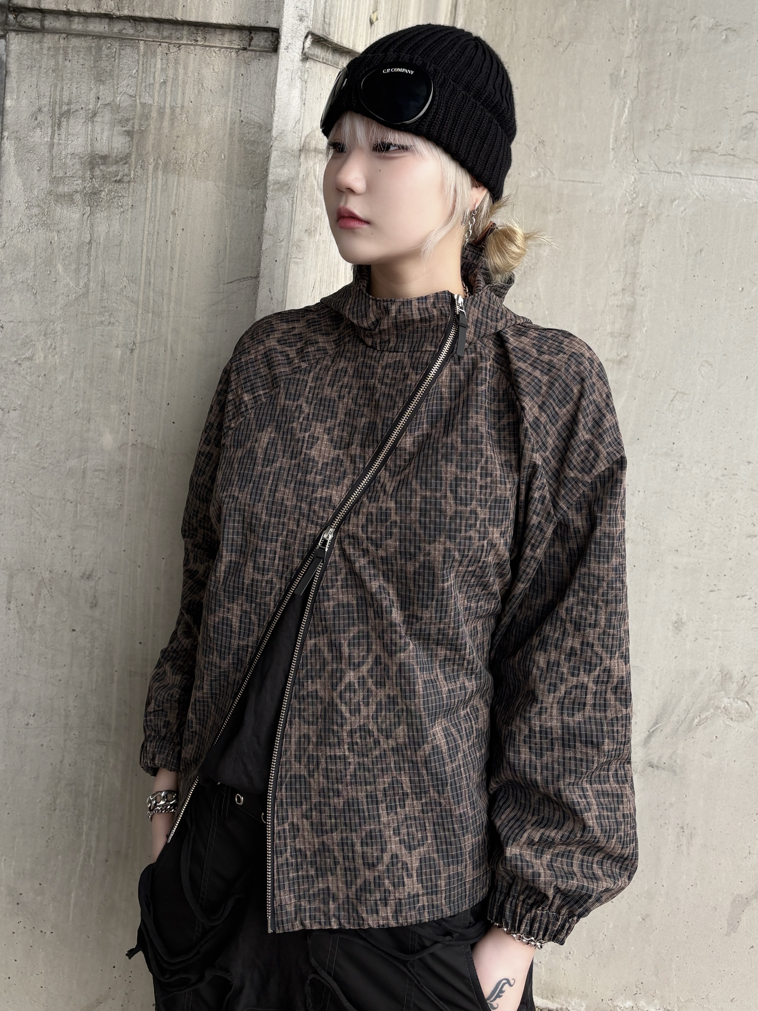 Converse x Drkshdw Turbodrk Chuck 70 Hi Black Lacquered Denim, C.P. Company Extra Fine Merino Wool Goggle Beanie Black - 24FW 착용 스타일 - 4