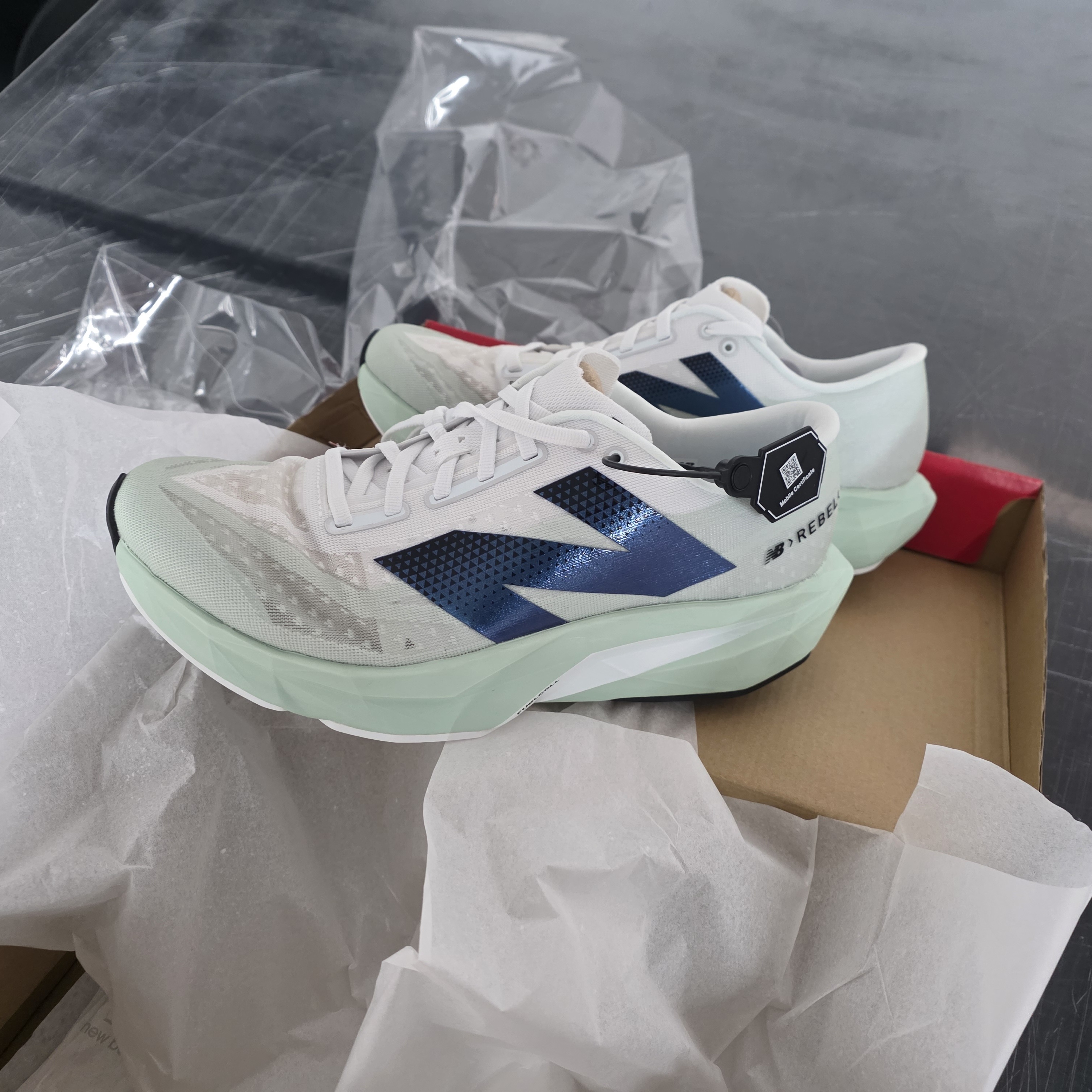 New Balance FuelCell Rebel v4 Clay Ash White - 2E Wide 착용 스타일