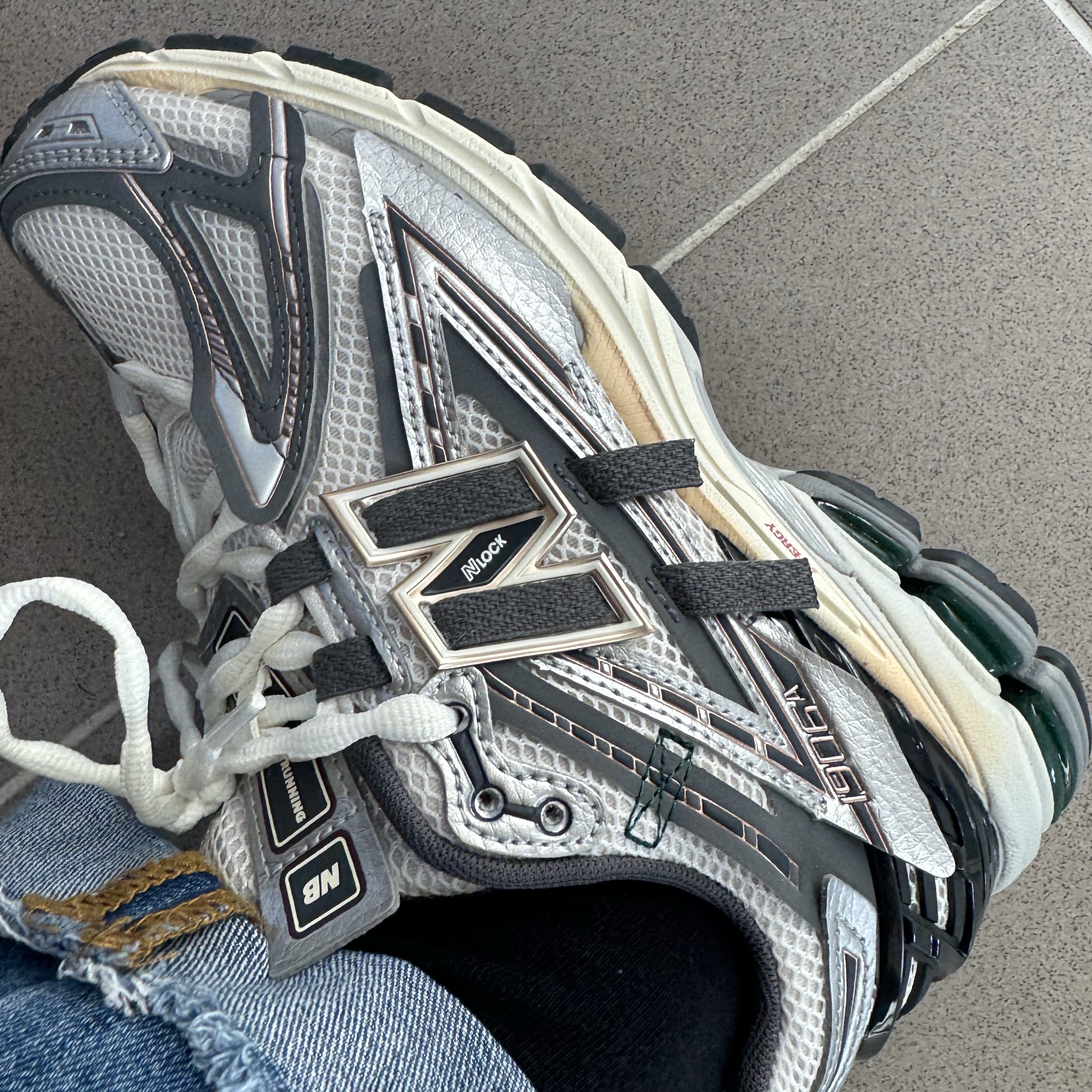 New Balance 1906A Silver Metallic Castlerock 착용 스타일
