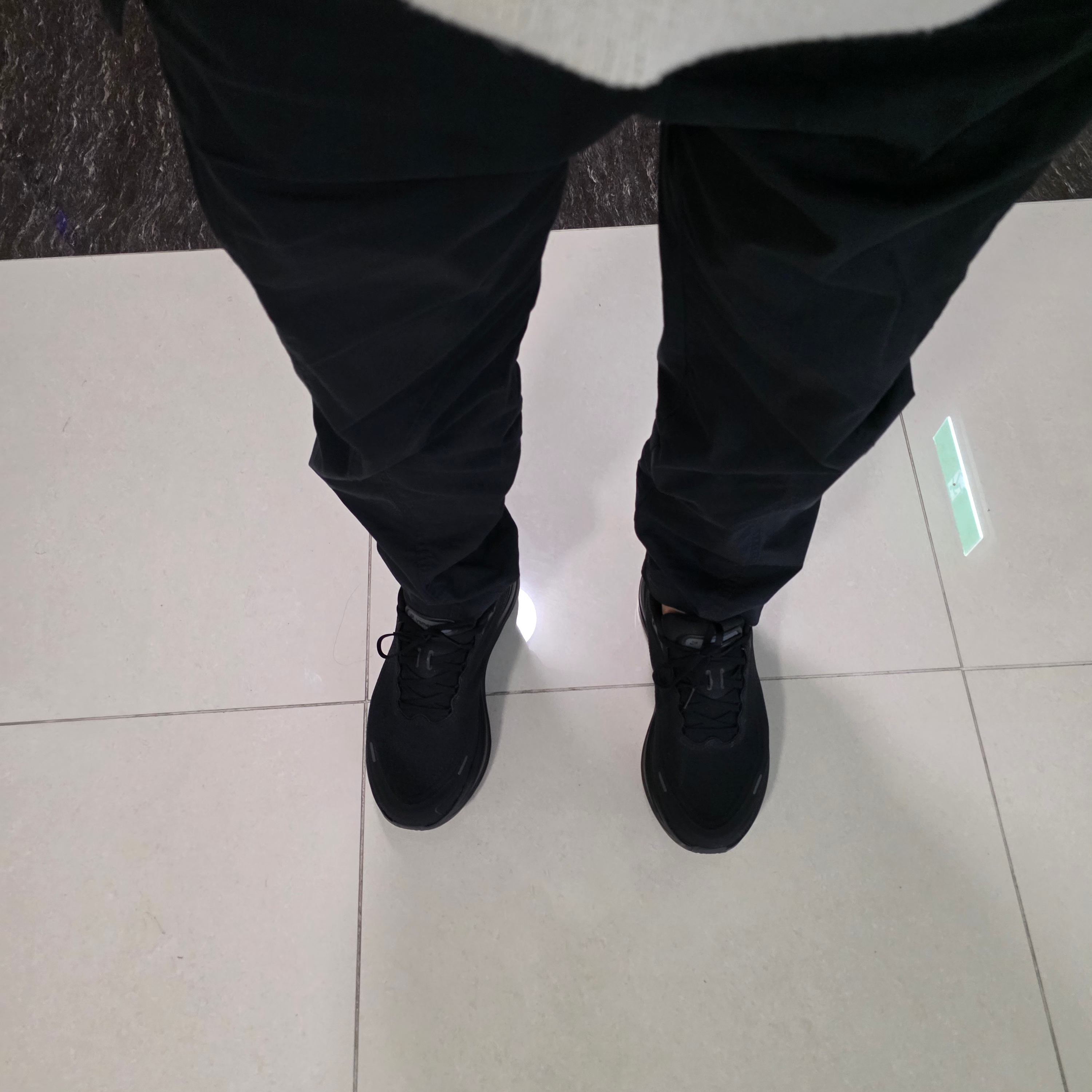 NIke Vomero Plus Black Anthracite 착용 스타일 - 2