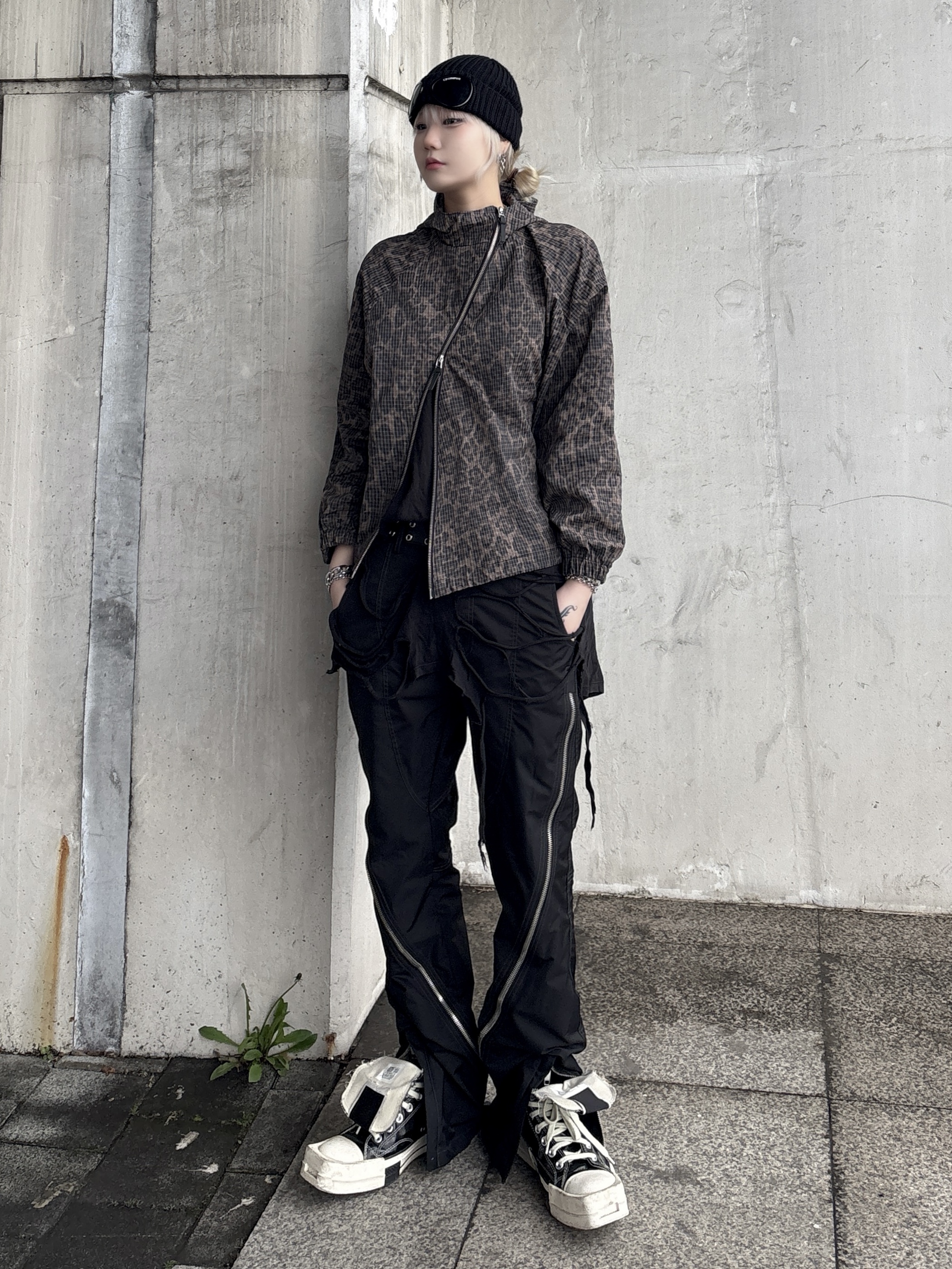 Converse x Drkshdw Turbodrk Chuck 70 Hi Black Lacquered Denim, C.P. Company Extra Fine Merino Wool Goggle Beanie Black - 24FW 착용 스타일 - 3