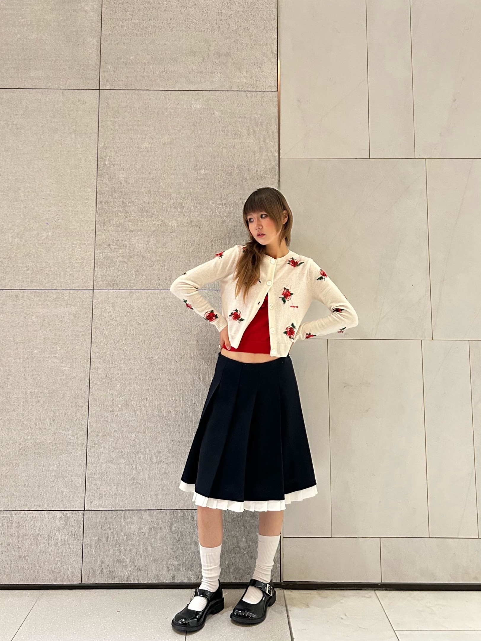 Shushu/Tong Women Threadwork Knit Cardigan White - 26SS, Shushu/Tong Women Patchwork Lace Wide Pleat Skirt Navy Blue - 25FW 착용 스타일 - 2