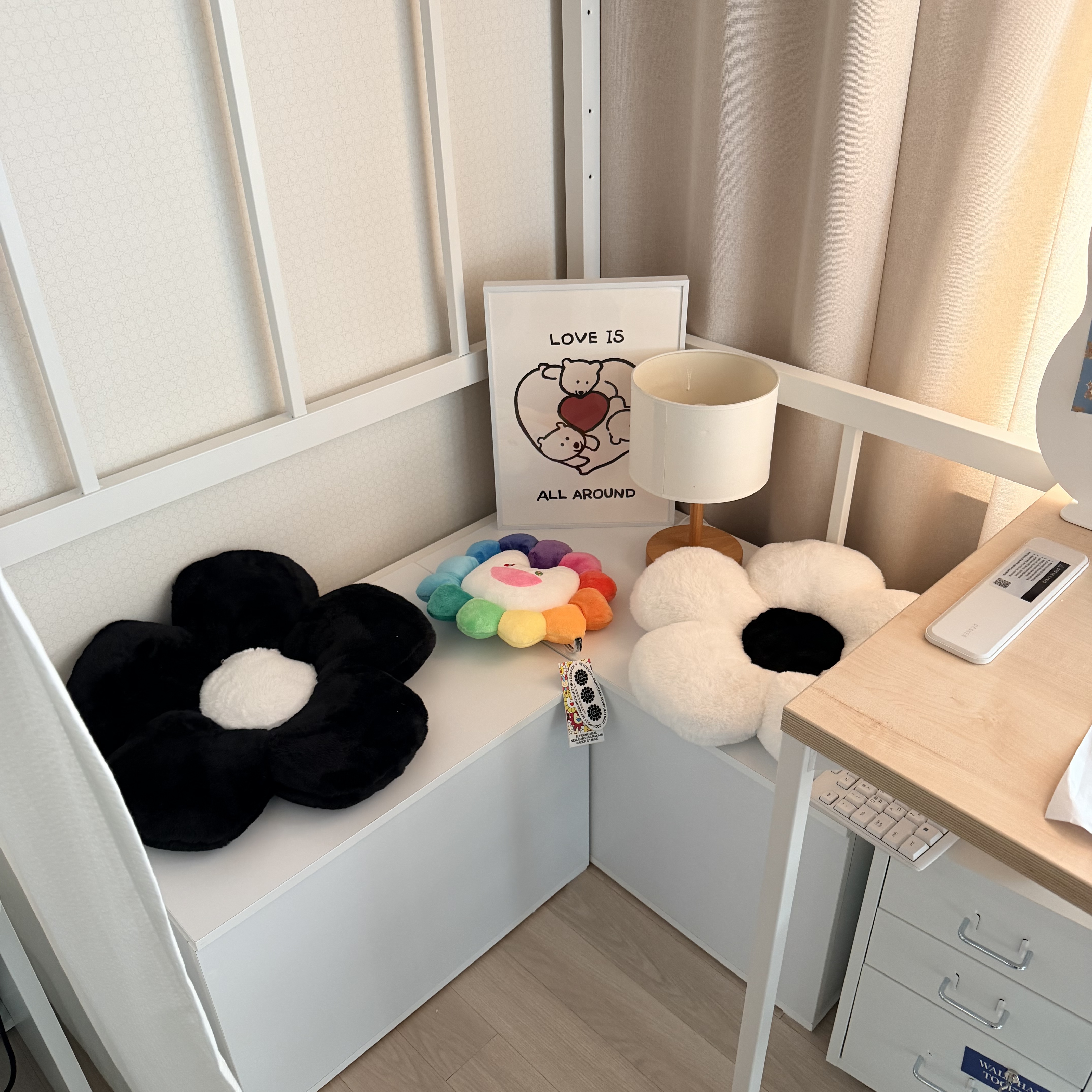 NewJeans x Murakami Cushion 30cm 착용 스타일