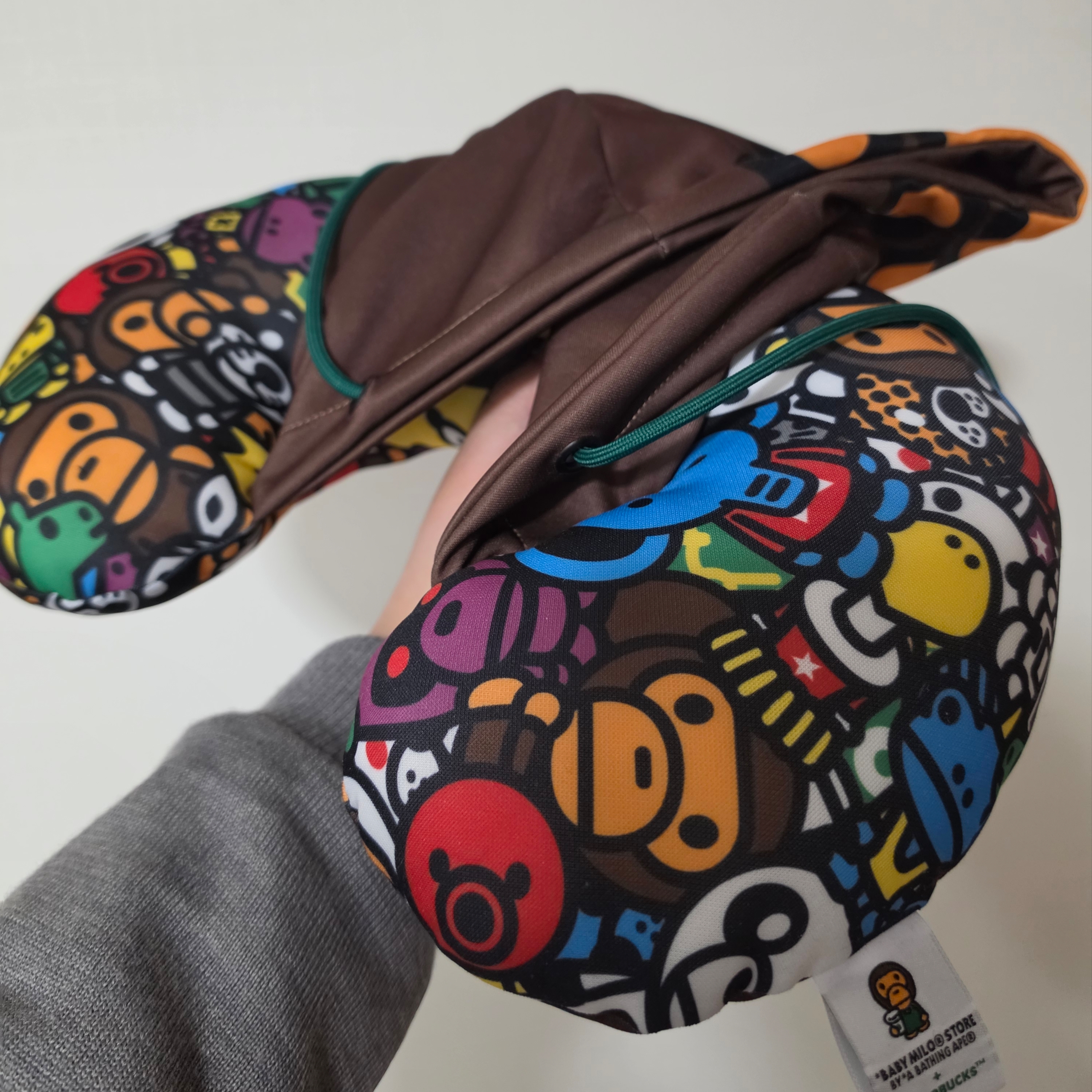Starbucks x BAPE Baby Milo Neck Pillow 착용 스타일