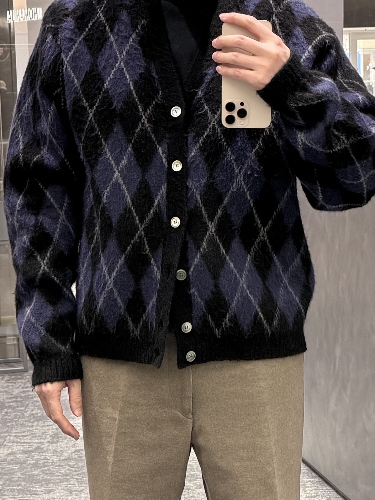 NOMANUAL Argyle Hairy Cardigan Dark Navy 착용 스타일