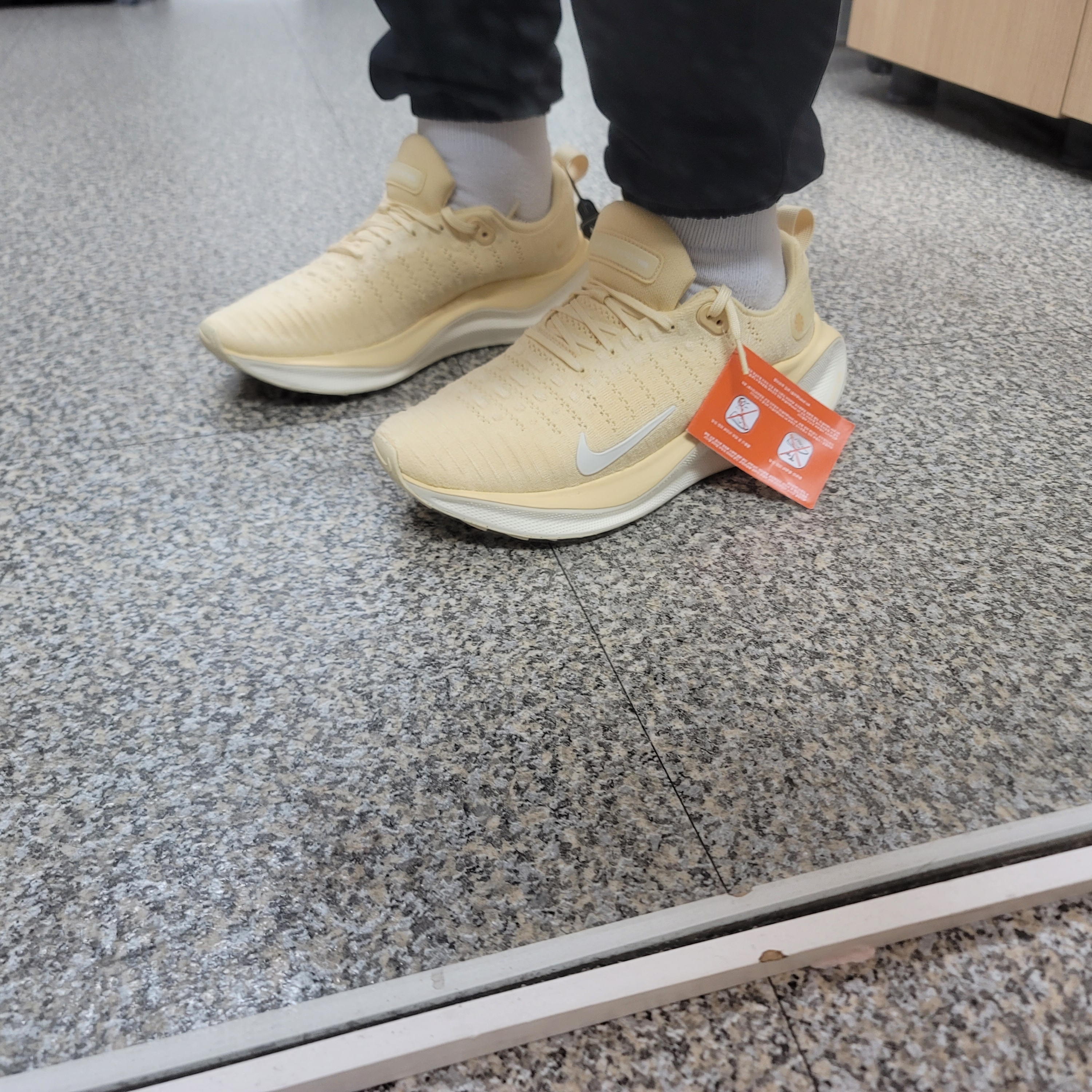 Nike ReactX Infinity Run 4 Pale Vanilla Pale Ivory 착용 스타일 - 1