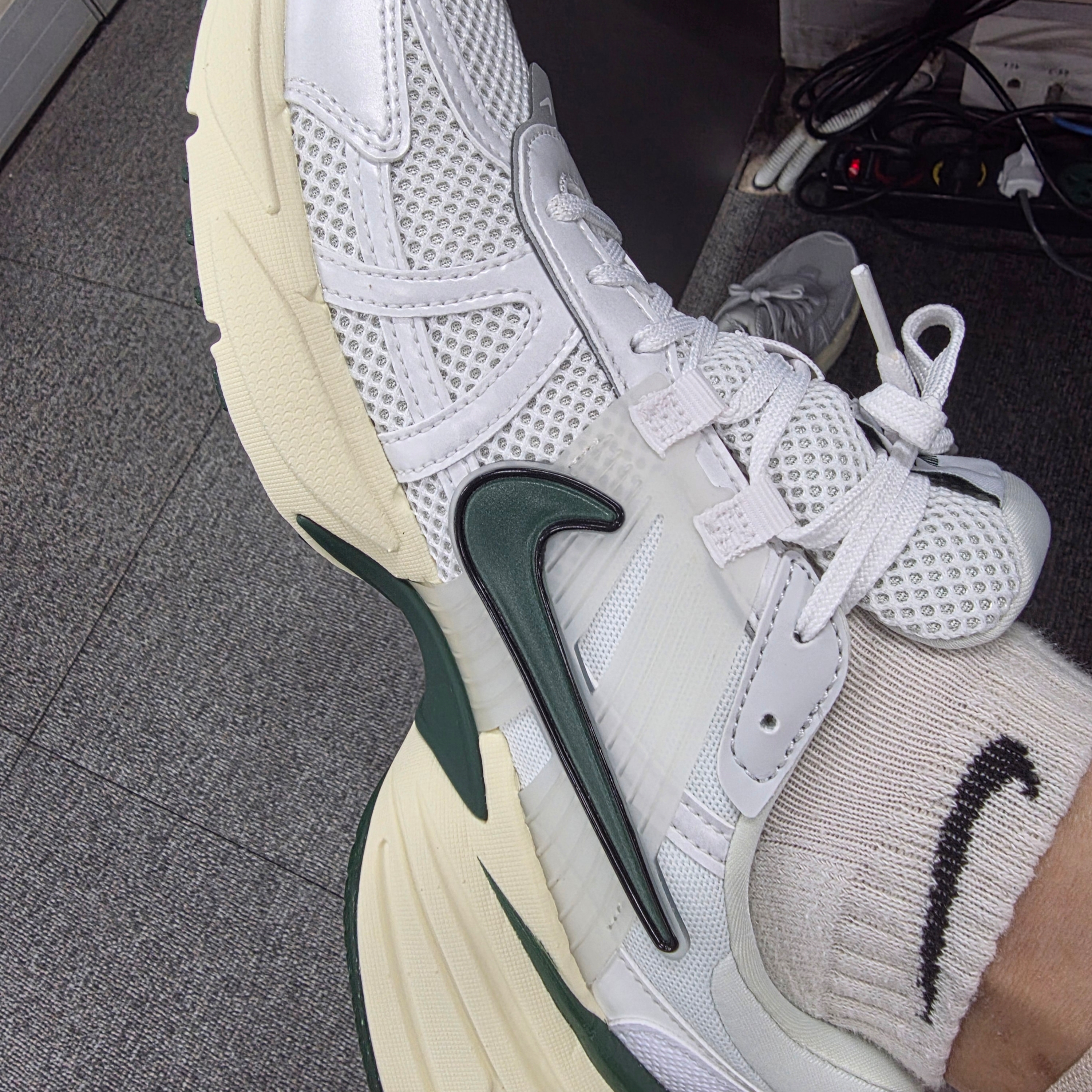 Nike V2K Run White Fir 착용 스타일