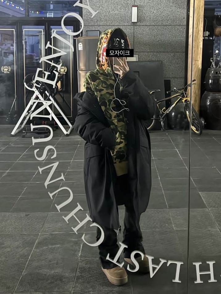 BAPE ABC Camo Tiger Full Zip Hoodie Army Green, (W) UGG Classic Ultra Mini Platform Boots Chestnut 착용 스타일