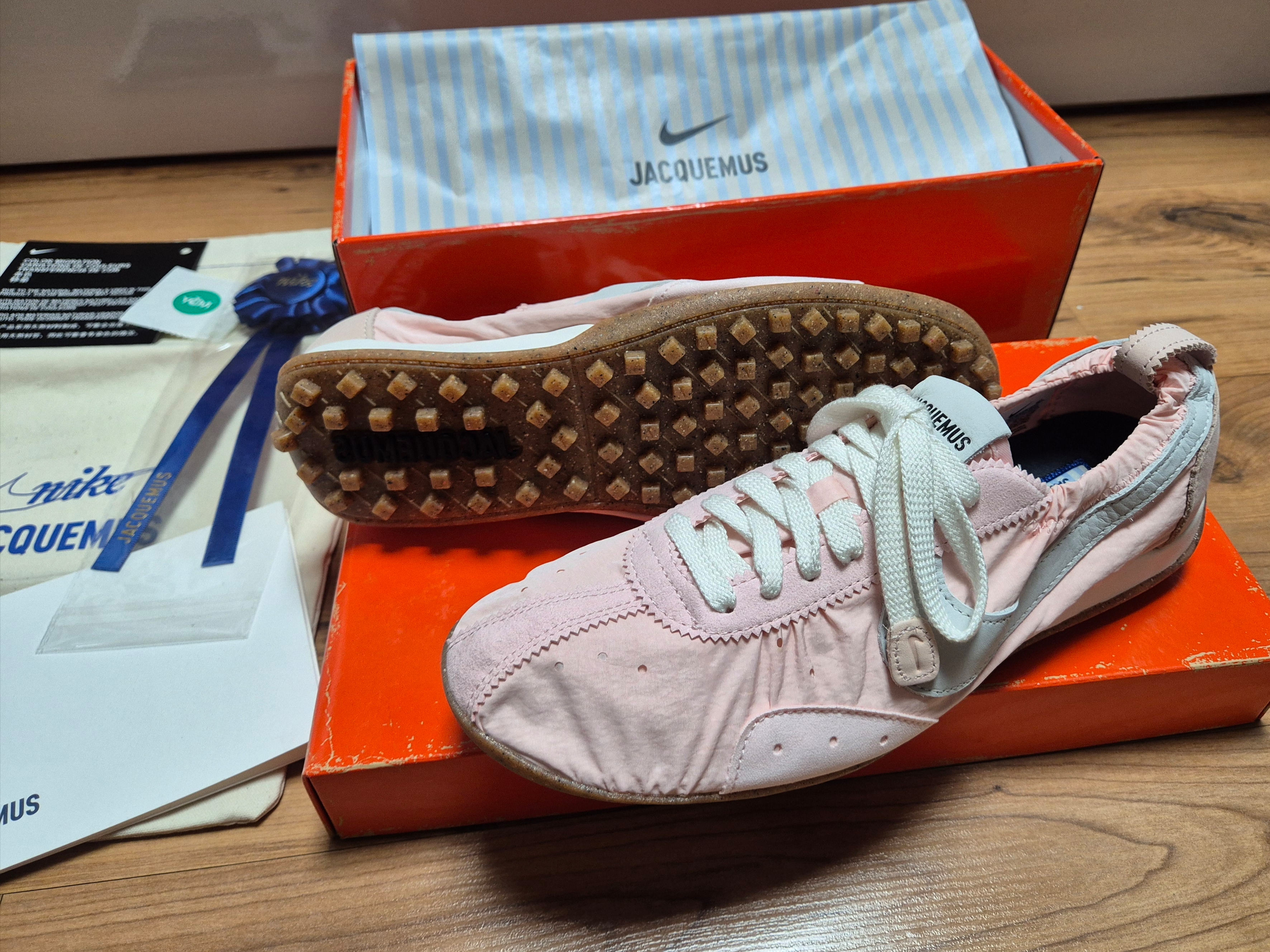 Nike x Jacquemus Moon Shoe SP Aluminum Pink Sail 착용 스타일 - 2