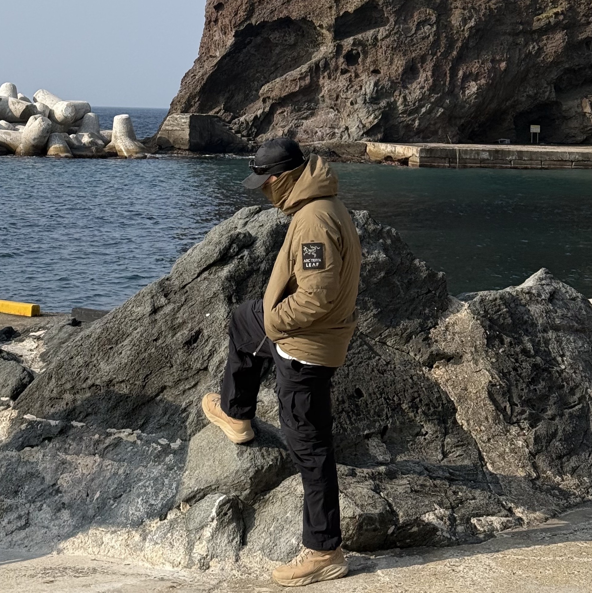 Arc'teryx LEAF Cold WX Hoody LT Gen 2 Crocodile, Hoka Sky Kaha Event Tan 착용 스타일