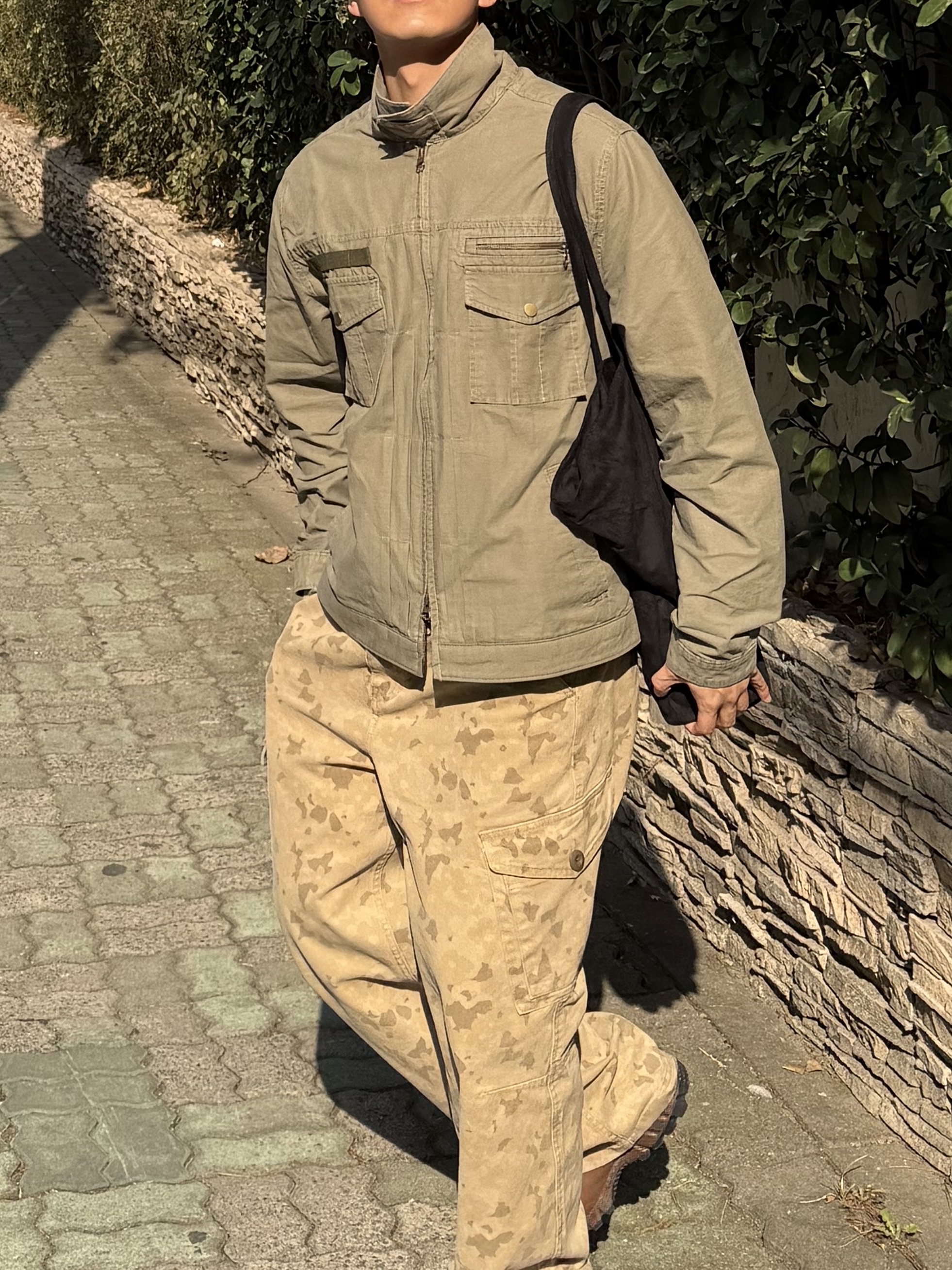CHOWOO Overlap Pocket Camo Pants Washed Beige, CHOWOO Vintage Washed 5 Pockets Work Jacket Washed Khaki 착용 스타일 - 1